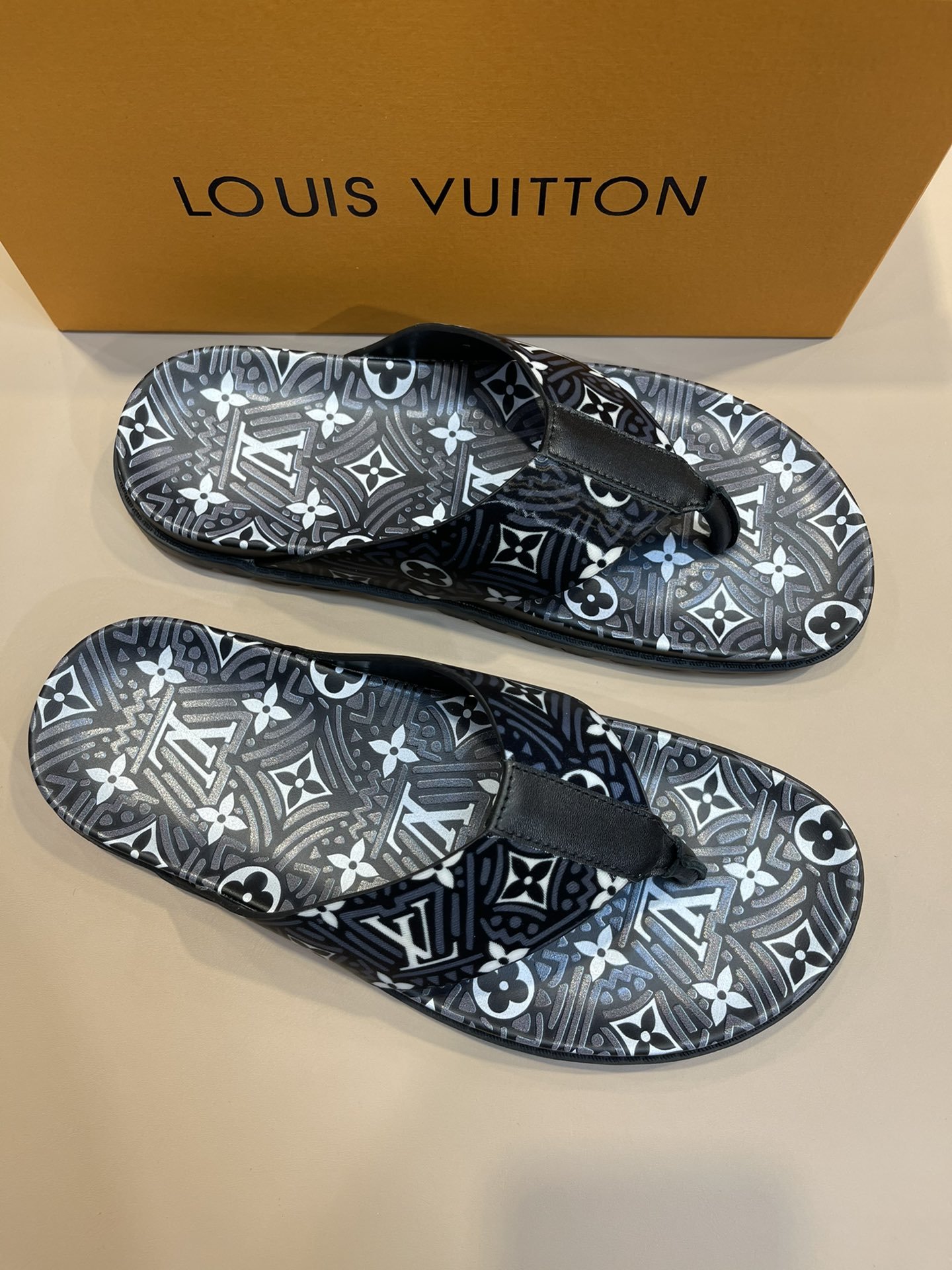 上質 大人気 ルイヴィトン Louis Vuitton サンダル 実物の写真 N品スーパーコピー代引き可能国内発送後払い安全必ず届く信用できるサイト