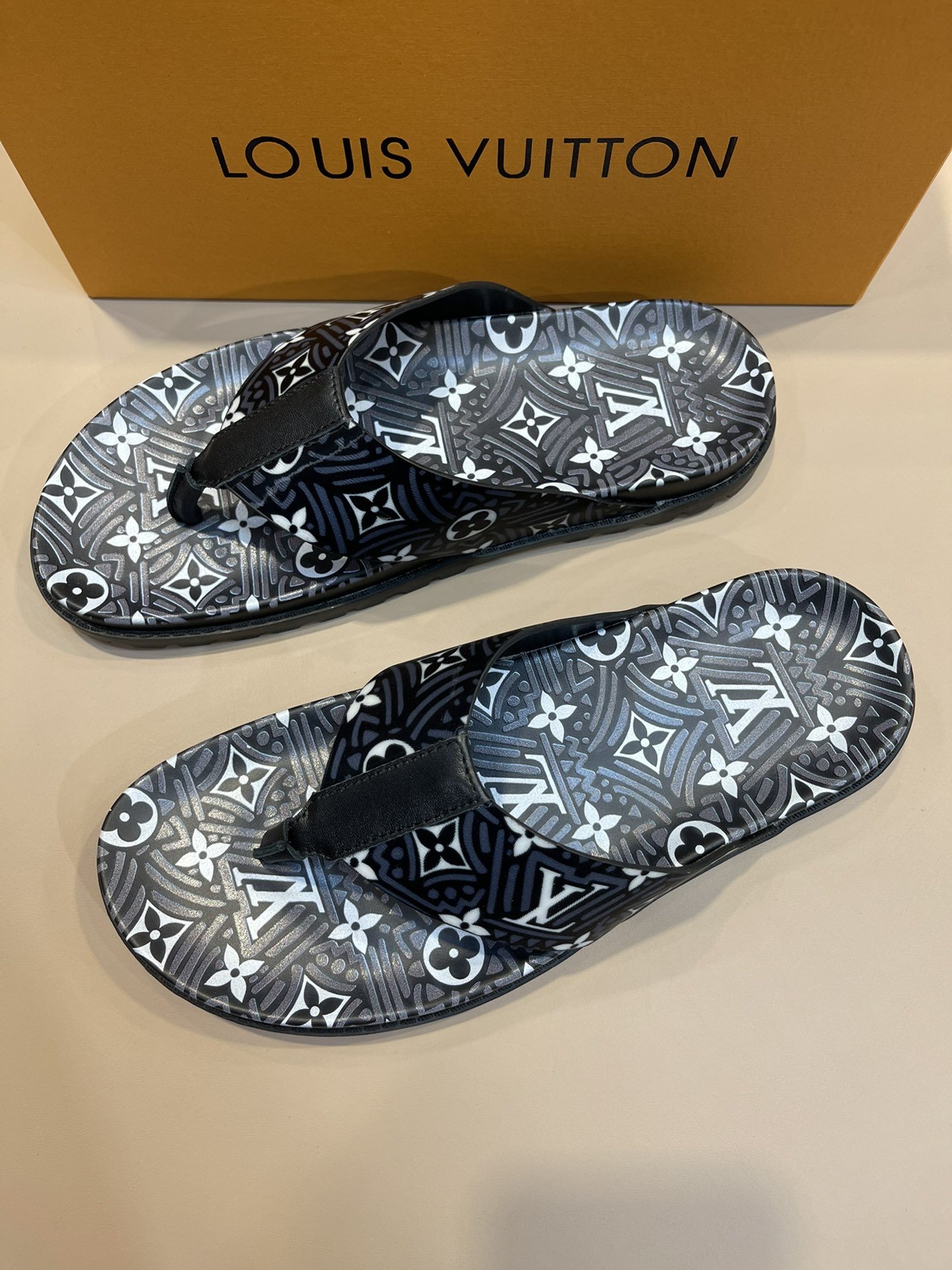 上質 大人気 ルイヴィトン Louis Vuitton サンダル 実物の写真 N品スーパーコピー代引き可能国内発送後払い安全必ず届く信用できるサイト