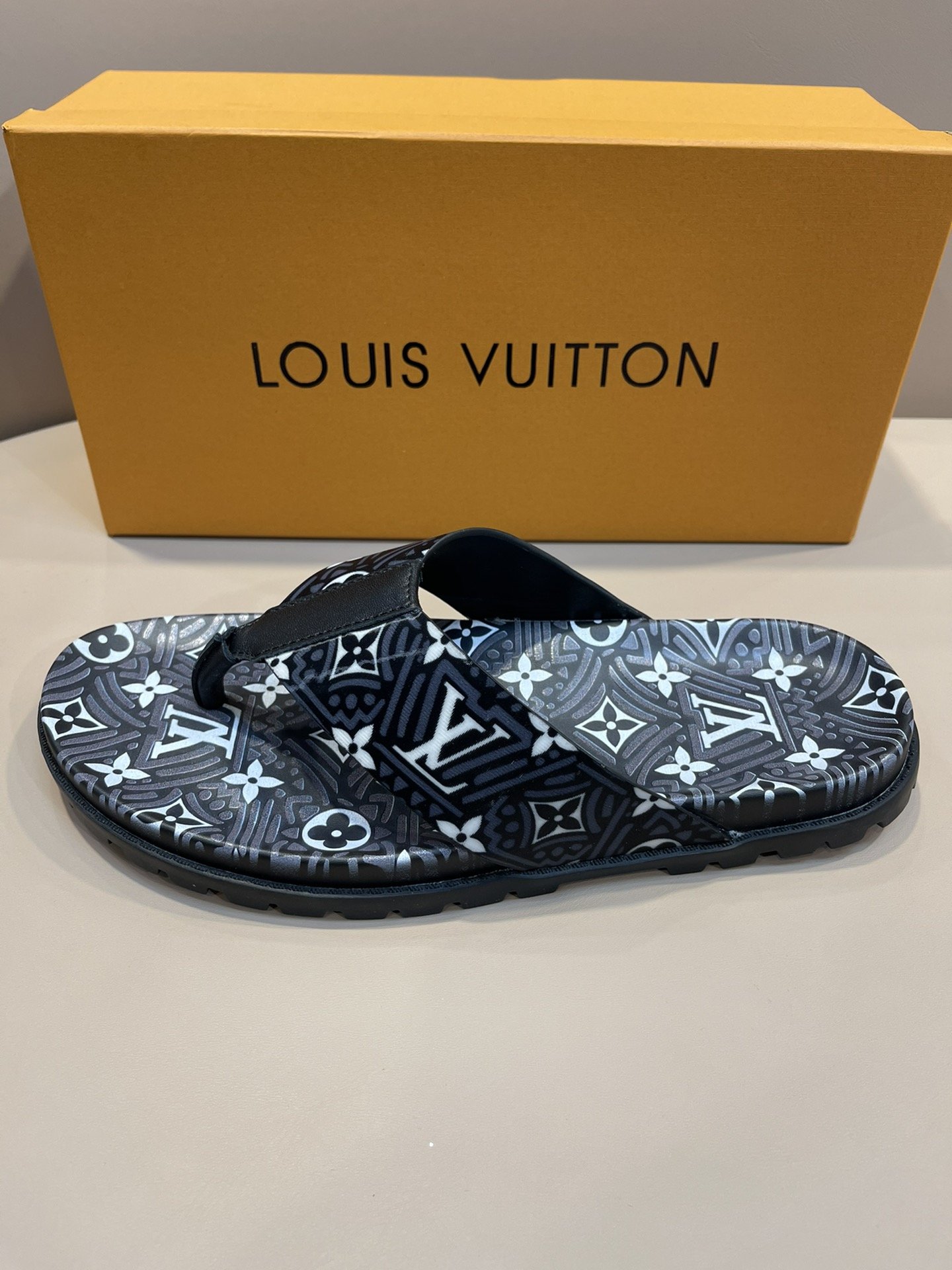 上質 大人気 ルイヴィトン Louis Vuitton サンダル 実物の写真 N品スーパーコピー代引き可能国内発送後払い安全必ず届く信用できるサイト