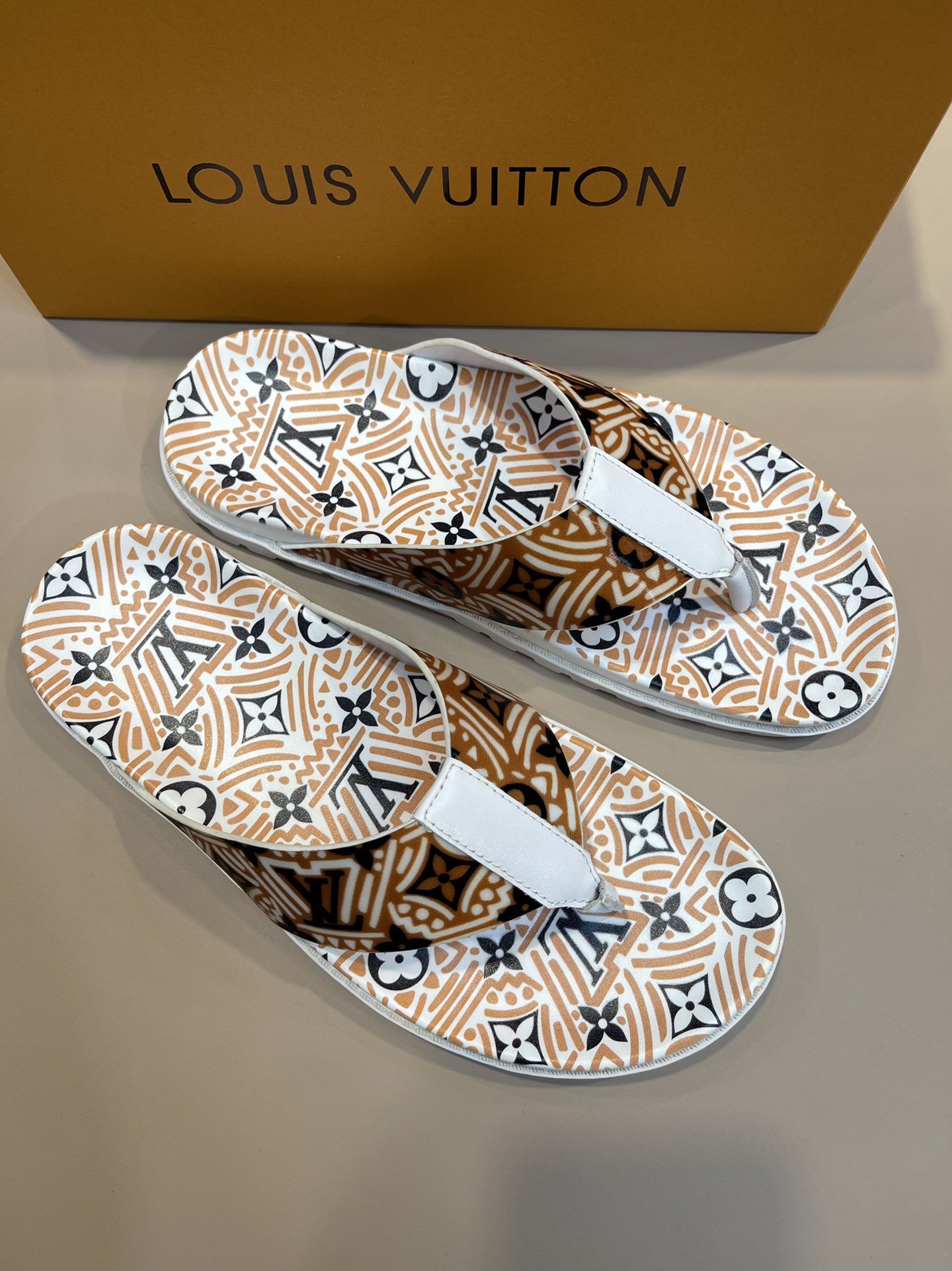 上質 大人気 ルイヴィトン Louis Vuitton サンダル 実物の写真 N品スーパーコピー代引き可能国内発送後払い安全必ず届く信用できるサイト