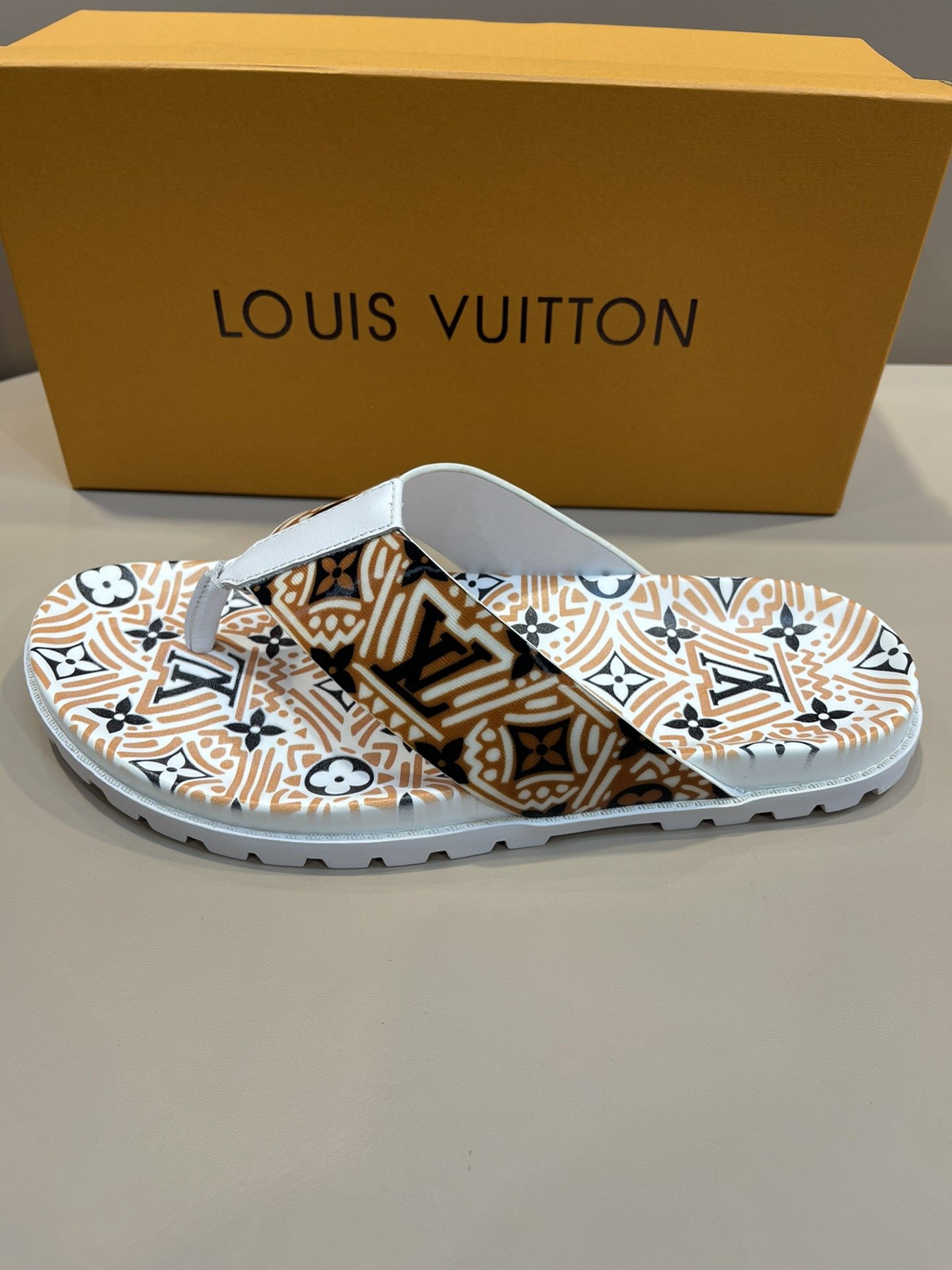 上質 大人気 ルイヴィトン Louis Vuitton サンダル 実物の写真 N品スーパーコピー代引き可能国内発送後払い安全必ず届く信用できるサイト