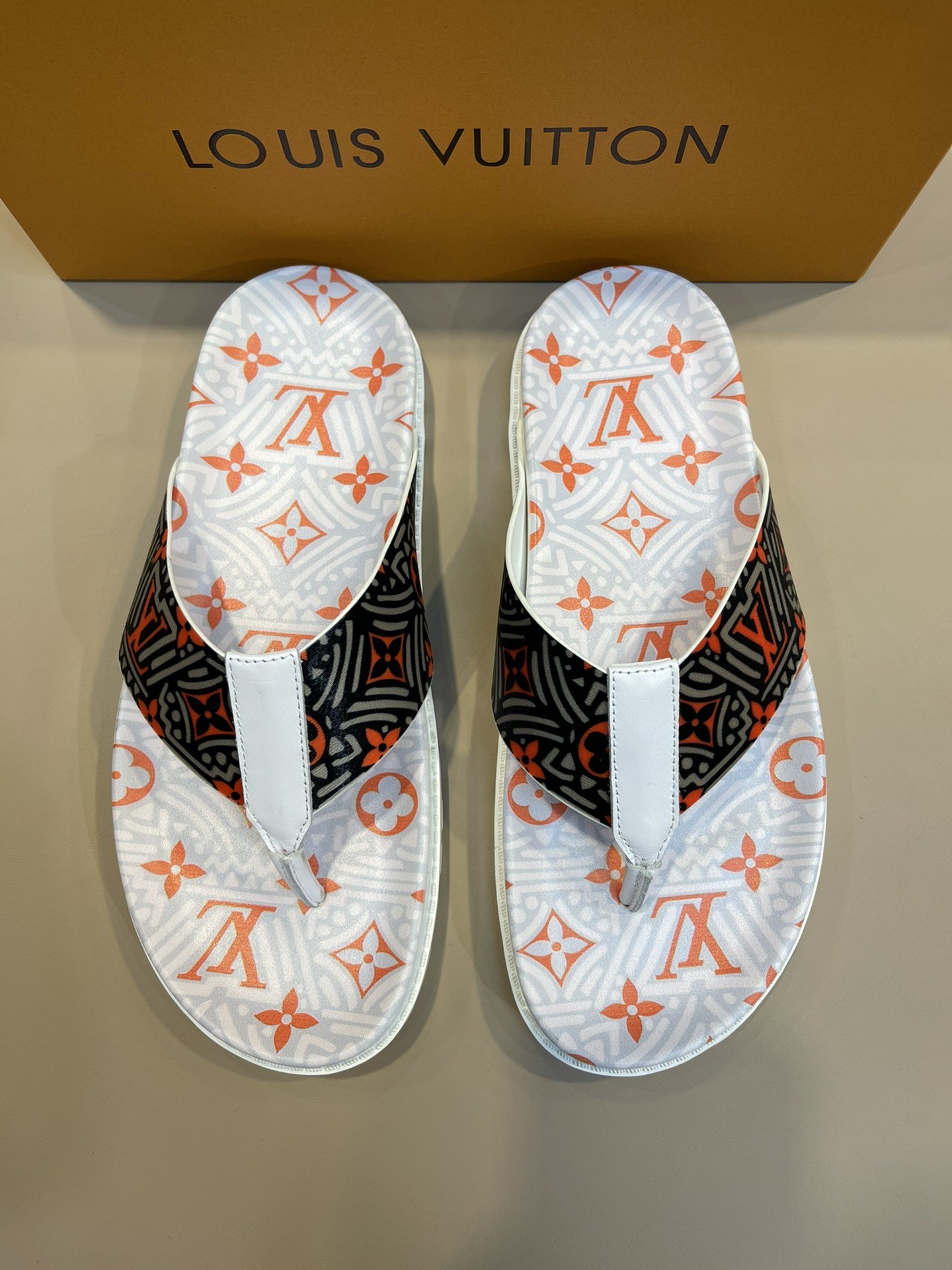 上質 大人気 ルイヴィトン Louis Vuitton サンダル 実物の写真 N品スーパーコピー代引き可能国内発送後払い安全必ず届く信用できるサイト