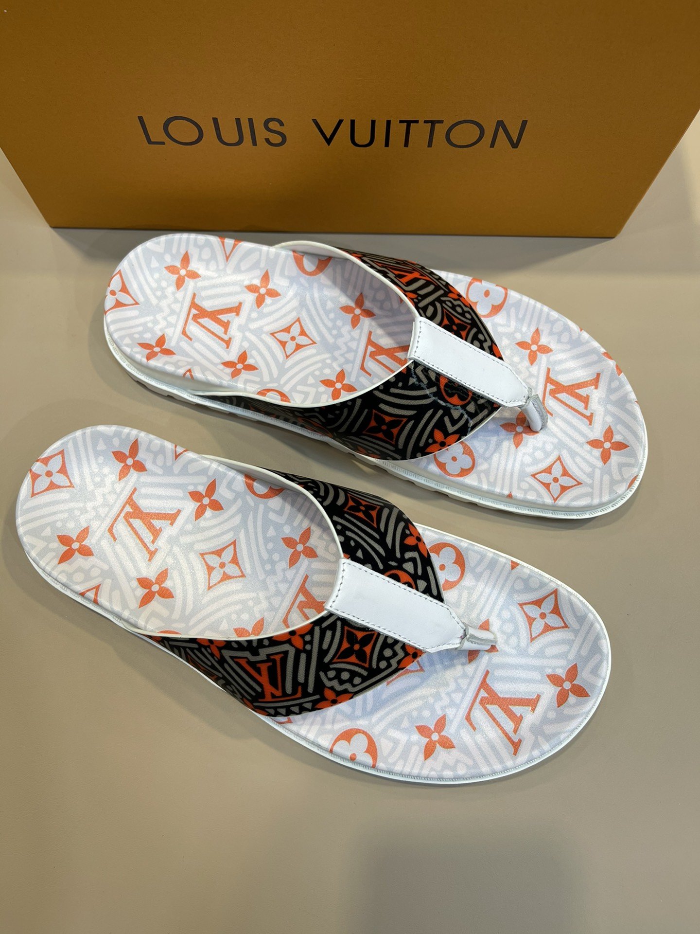 上質 大人気 ルイヴィトン Louis Vuitton サンダル 実物の写真 N品スーパーコピー代引き可能国内発送後払い安全必ず届く信用できるサイト