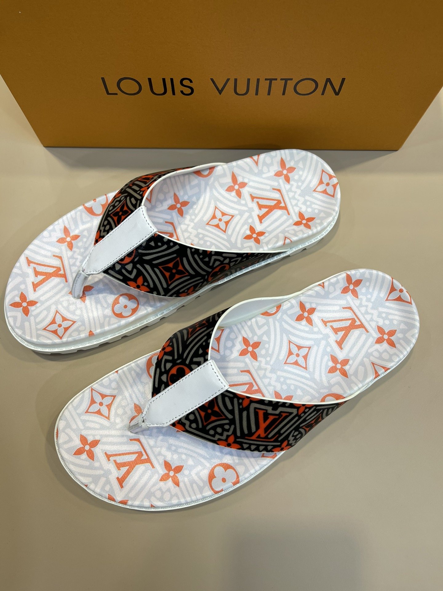 上質 大人気 ルイヴィトン Louis Vuitton サンダル 実物の写真 N品スーパーコピー代引き可能国内発送後払い安全必ず届く信用できるサイト