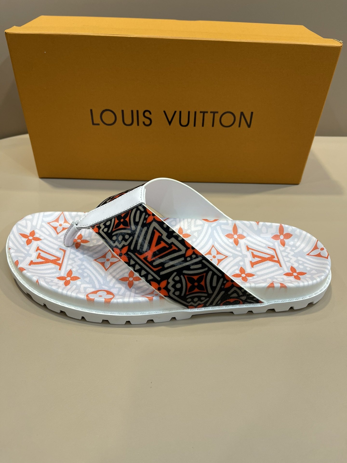 上質 大人気 ルイヴィトン Louis Vuitton サンダル 実物の写真 N品スーパーコピー代引き可能国内発送後払い安全必ず届く信用できるサイト