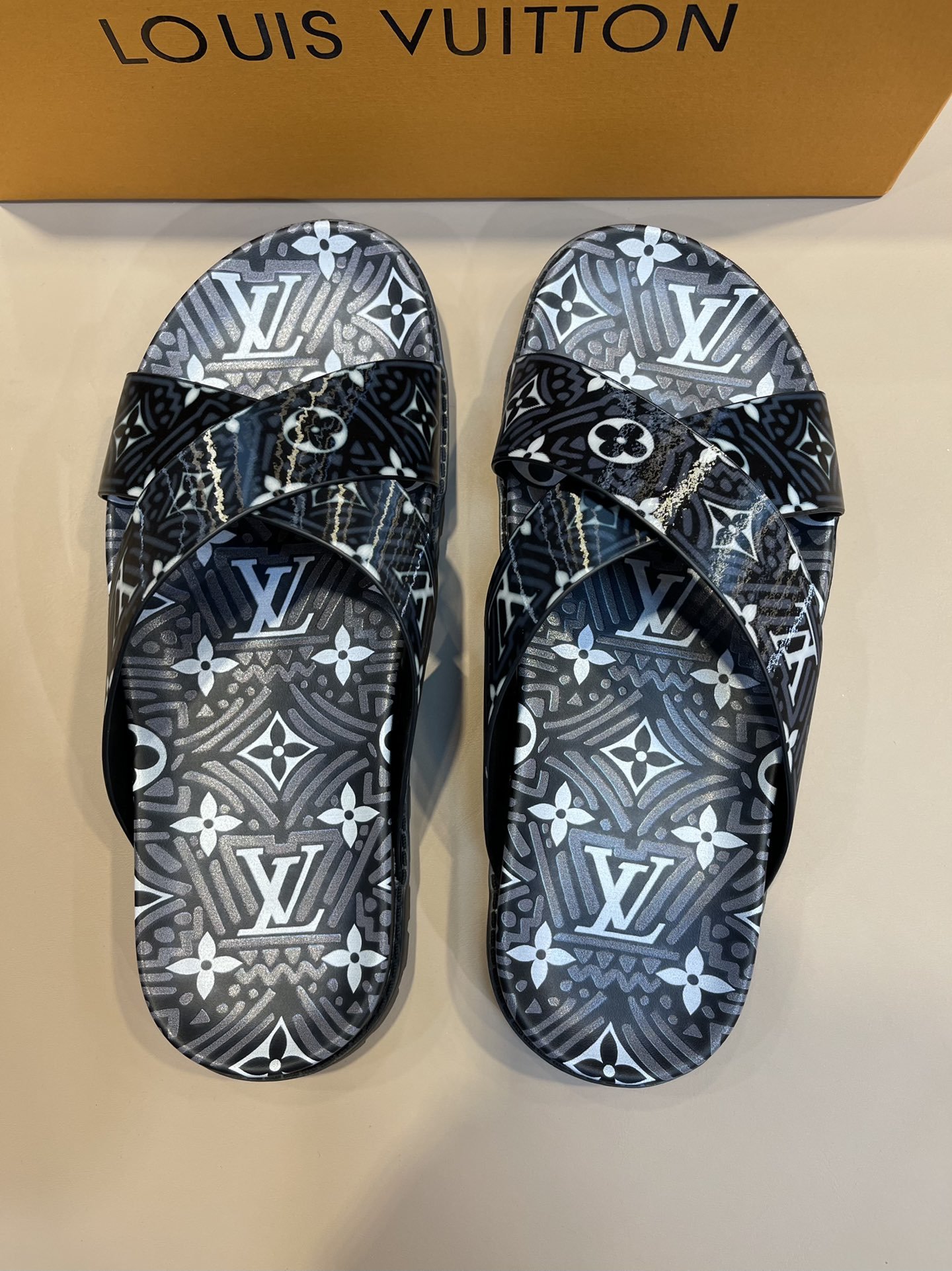 上質 大人気 ルイヴィトン Louis Vuitton サンダル 実物の写真 N品スーパーコピー代引き可能国内発送後払い安全必ず届く信用できるサイト