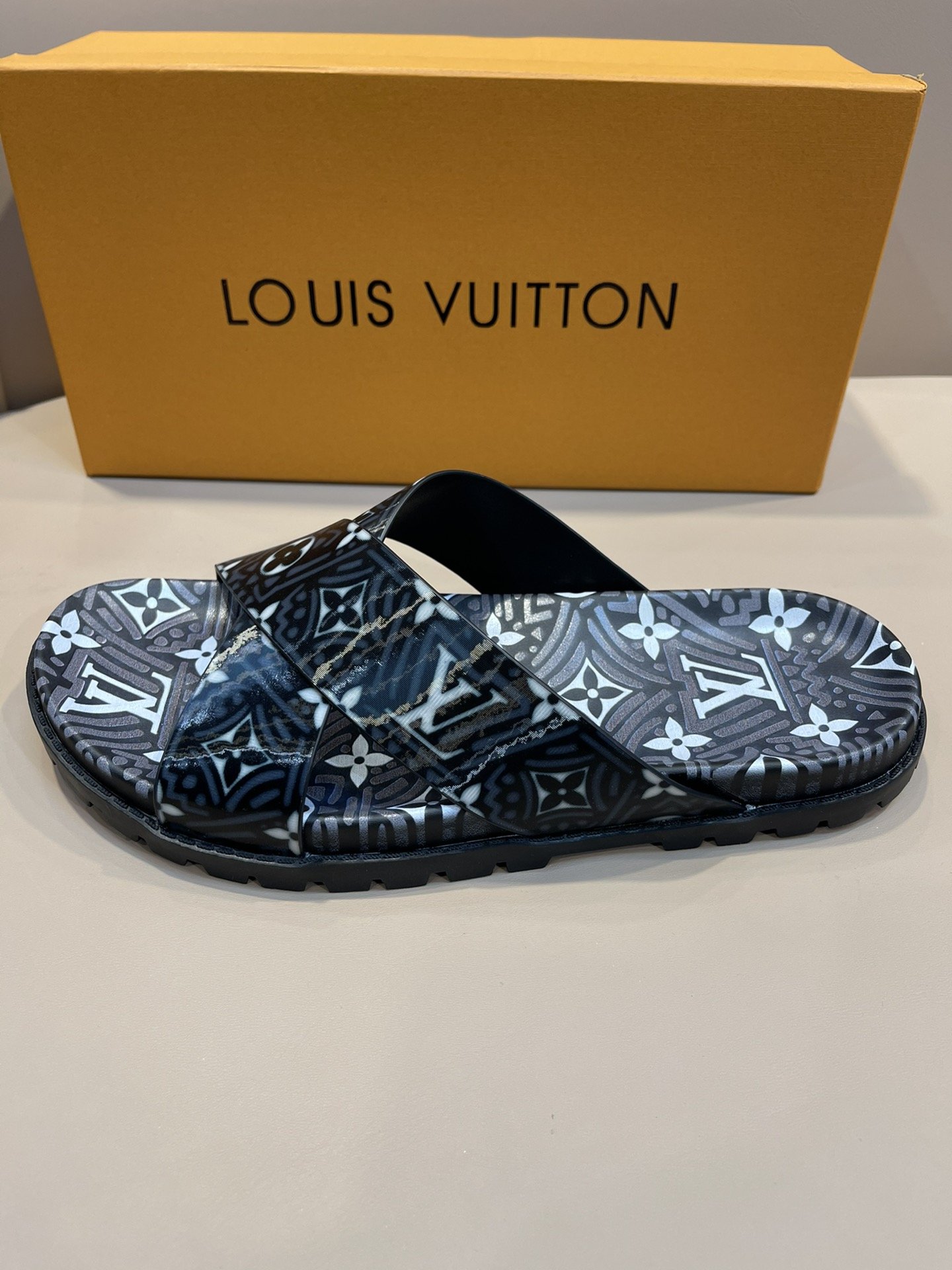 上質 大人気 ルイヴィトン Louis Vuitton サンダル 実物の写真 N品スーパーコピー代引き可能国内発送後払い安全必ず届く信用できるサイト