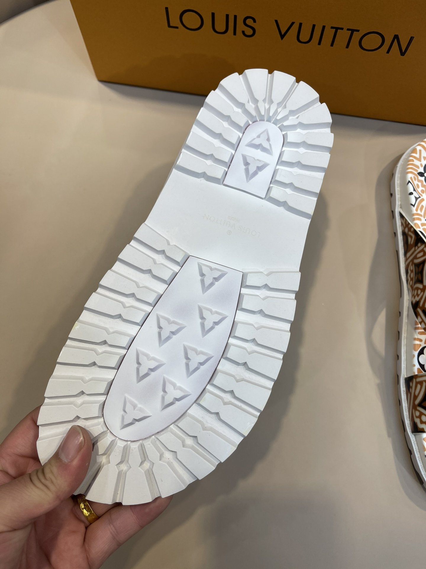 上質 大人気 ルイヴィトン Louis Vuitton サンダル 実物の写真 N品スーパーコピー代引き可能国内発送後払い安全必ず届く信用できるサイト