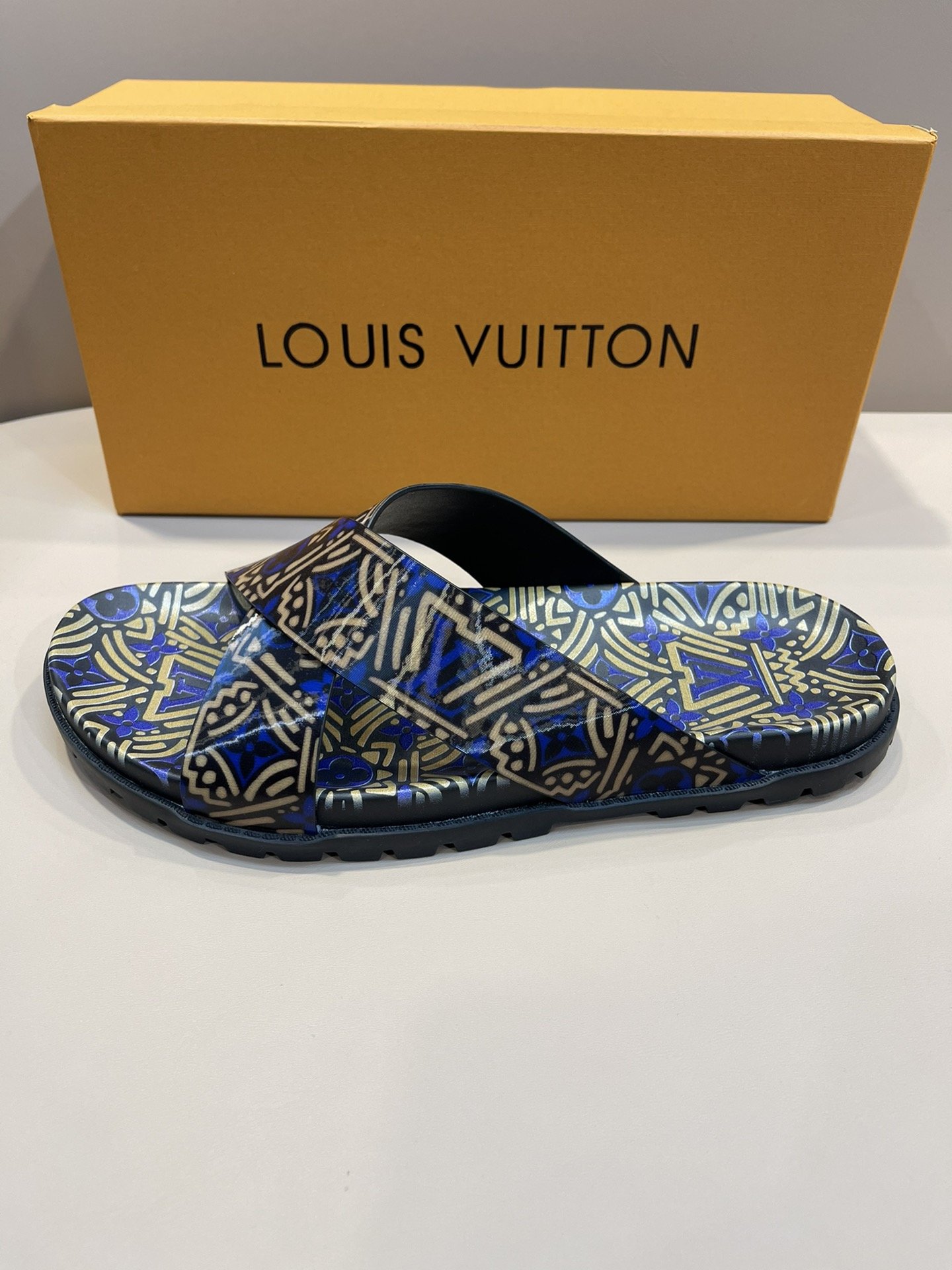 上質 大人気 ルイヴィトン Louis Vuitton サンダル 実物の写真 N品スーパーコピー代引き可能国内発送後払い安全必ず届く信用できるサイト