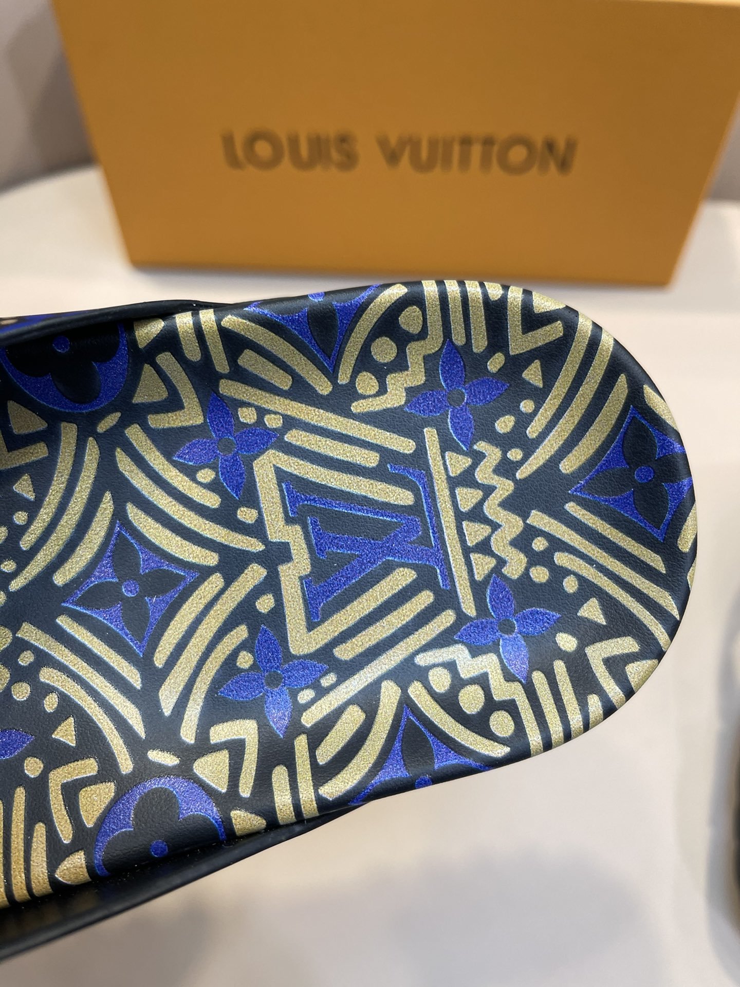 上質 大人気 ルイヴィトン Louis Vuitton サンダル 実物の写真 N品スーパーコピー代引き可能国内発送後払い安全必ず届く信用できるサイト