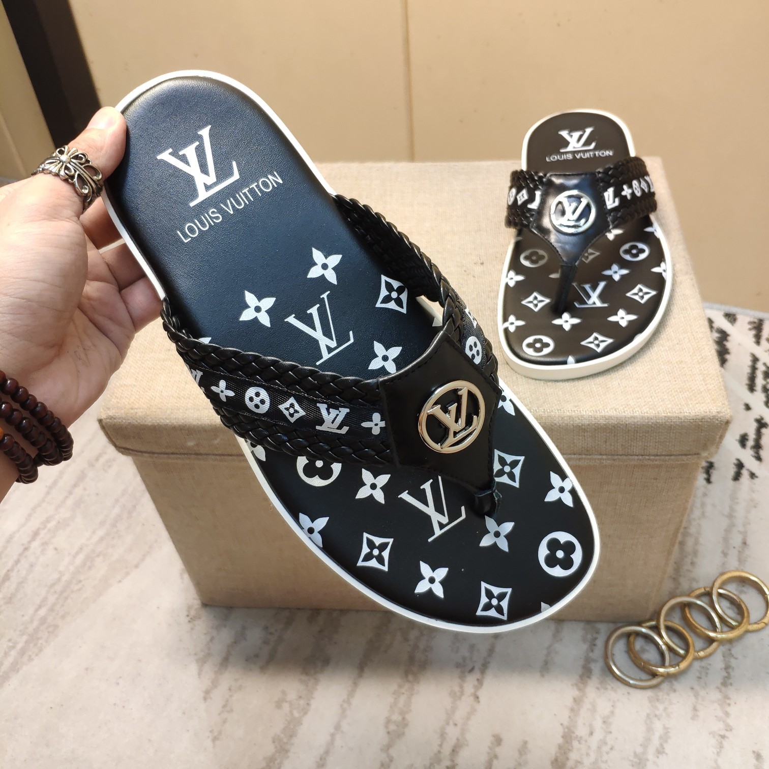 上質 大人気 ルイヴィトン Louis Vuitton サンダル 実物の写真 N品スーパーコピー代引き可能国内発送後払い安全必ず届く信用できるサイト