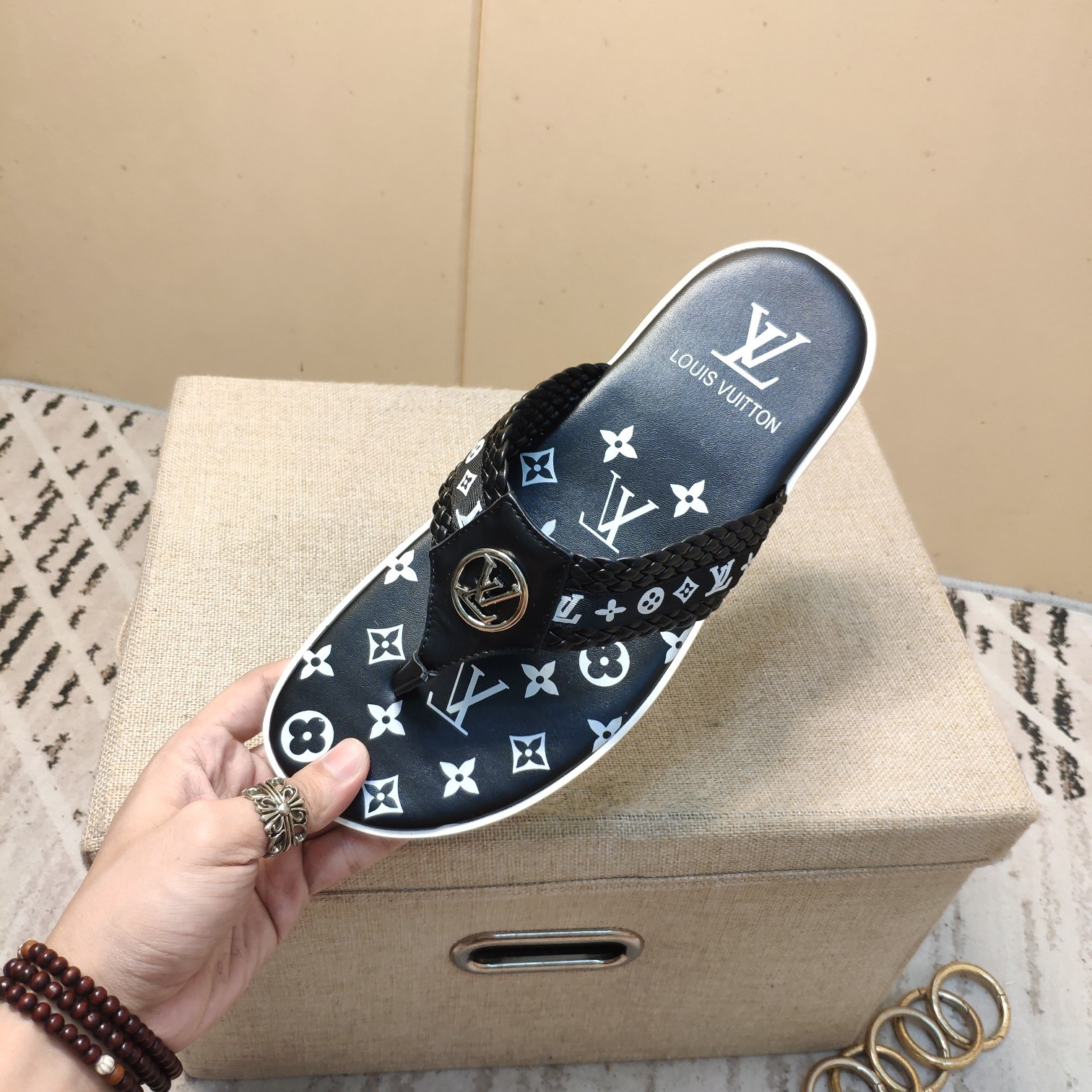 上質 大人気 ルイヴィトン Louis Vuitton サンダル 実物の写真 N品スーパーコピー代引き可能国内発送後払い安全必ず届く信用できるサイト