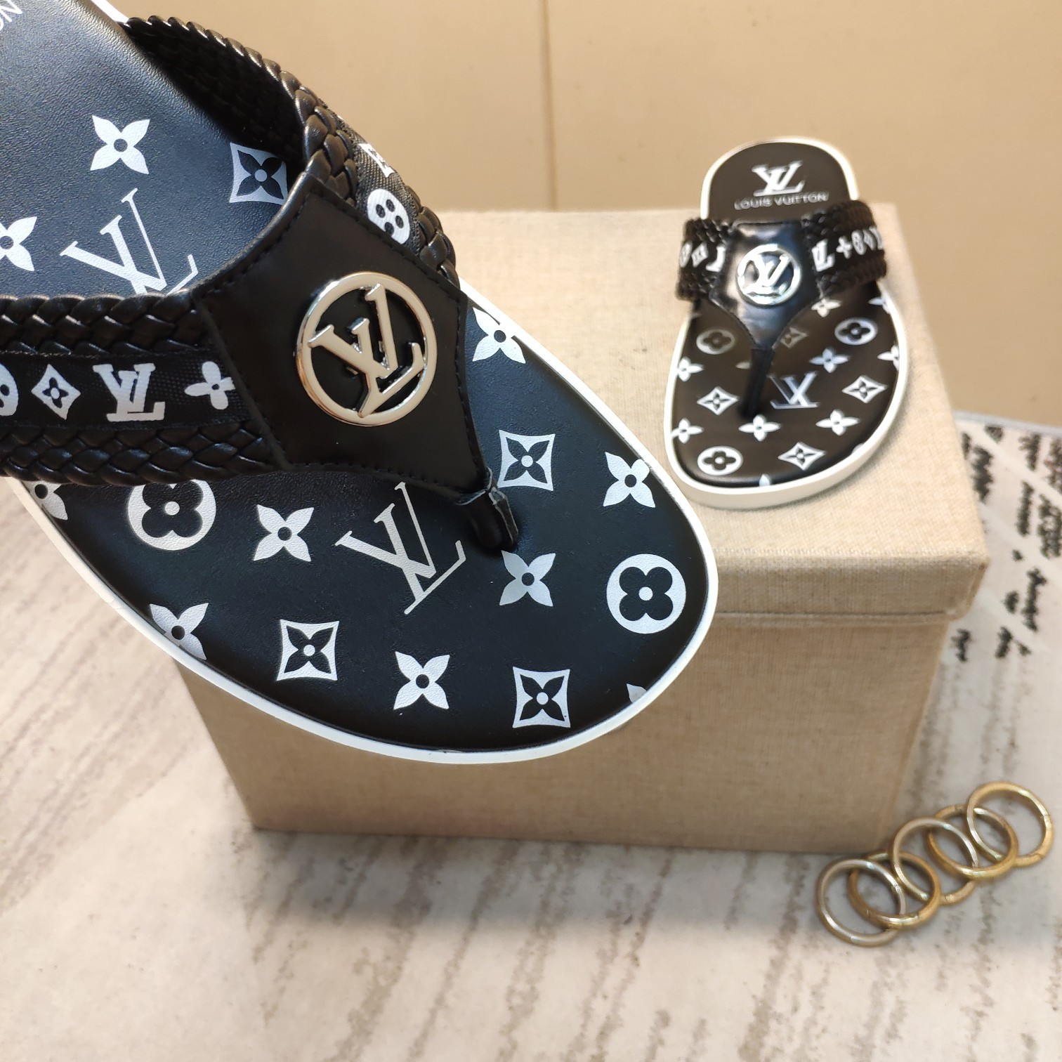 上質 大人気 ルイヴィトン Louis Vuitton サンダル 実物の写真 N品スーパーコピー代引き可能国内発送後払い安全必ず届く信用できるサイト