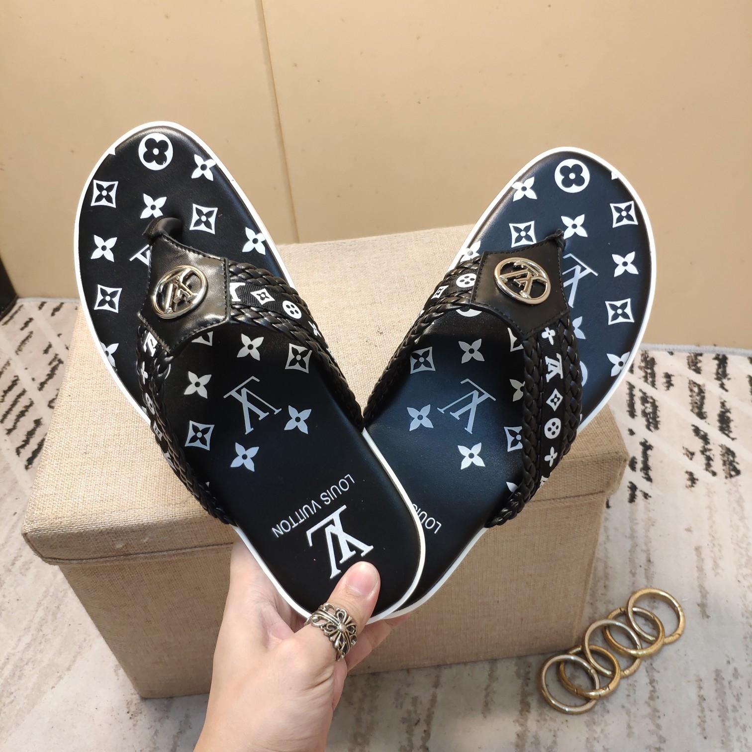 上質 大人気 ルイヴィトン Louis Vuitton サンダル 実物の写真 N品スーパーコピー代引き可能国内発送後払い安全必ず届く信用できるサイト