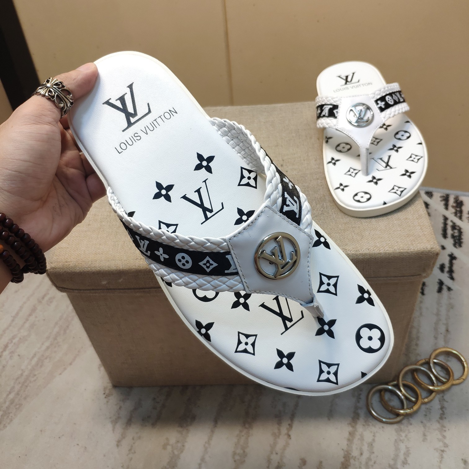 上質 大人気 ルイヴィトン Louis Vuitton サンダル 実物の写真 N品スーパーコピー代引き可能国内発送後払い安全必ず届く信用できるサイト