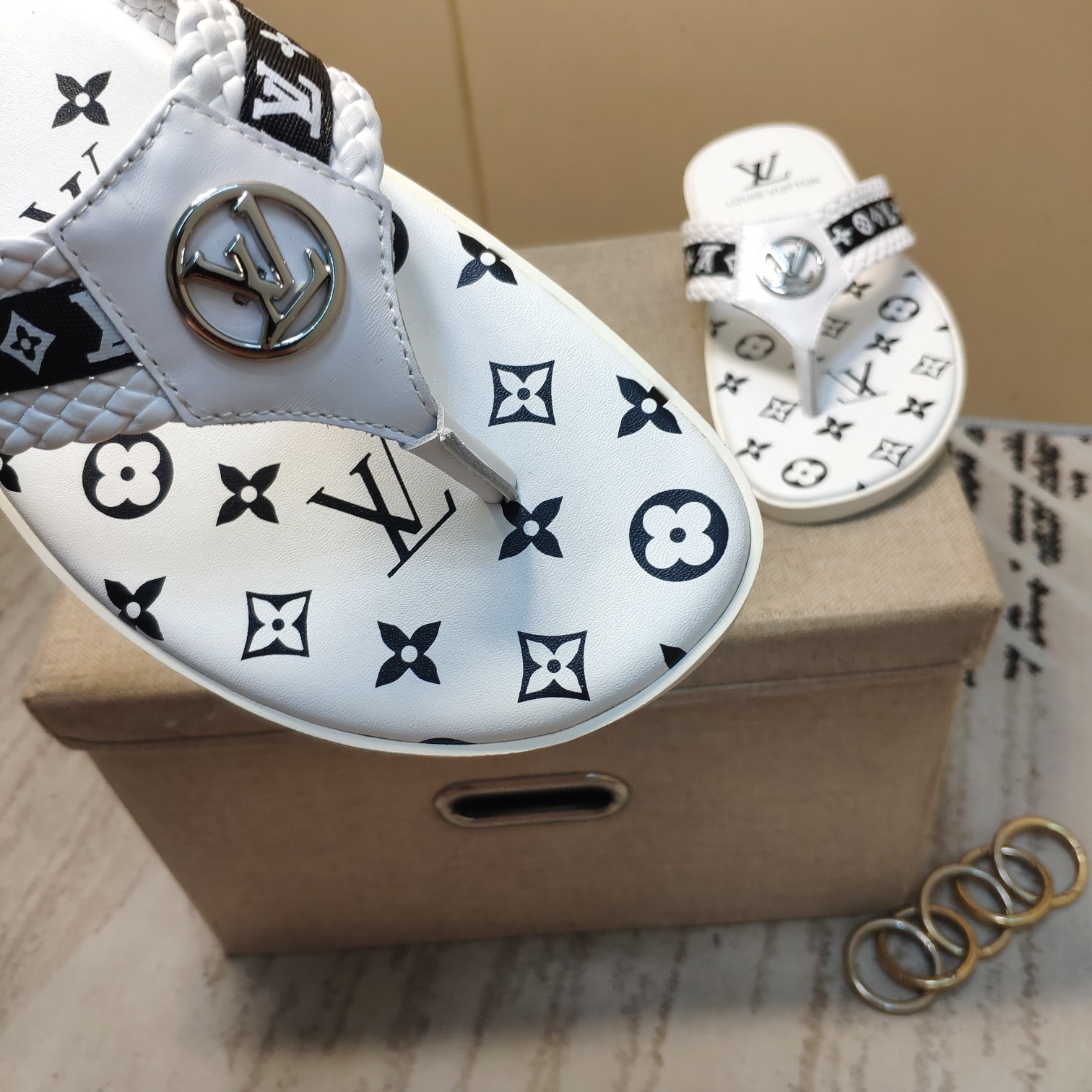 上質 大人気 ルイヴィトン Louis Vuitton サンダル 実物の写真 N品スーパーコピー代引き可能国内発送後払い安全必ず届く信用できるサイト