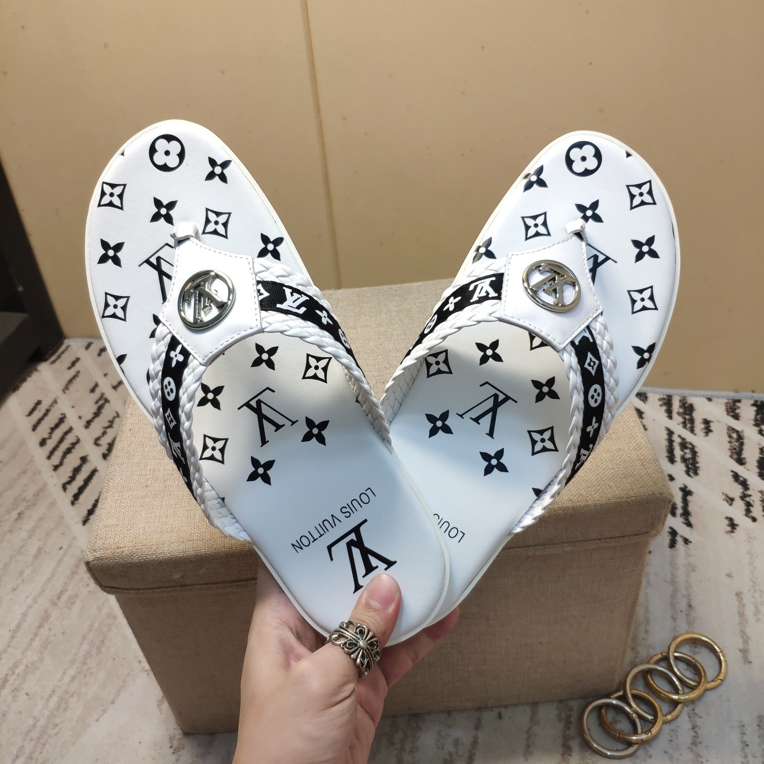 上質 大人気 ルイヴィトン Louis Vuitton サンダル 実物の写真 N品スーパーコピー代引き可能国内発送後払い安全必ず届く信用できるサイト