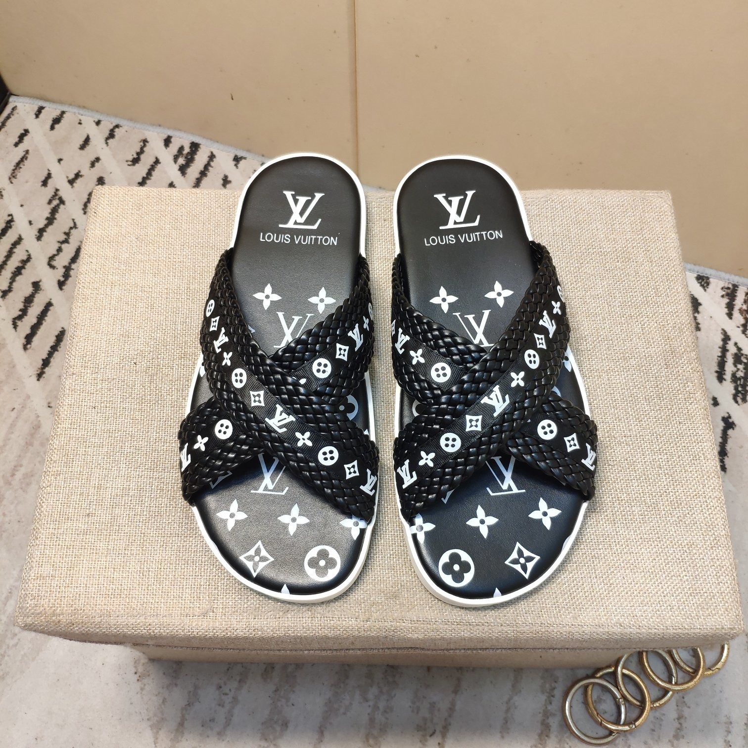 上質 大人気 ルイヴィトン Louis Vuitton サンダル 実物の写真 N品スーパーコピー代引き可能国内発送後払い安全必ず届く信用できるサイト