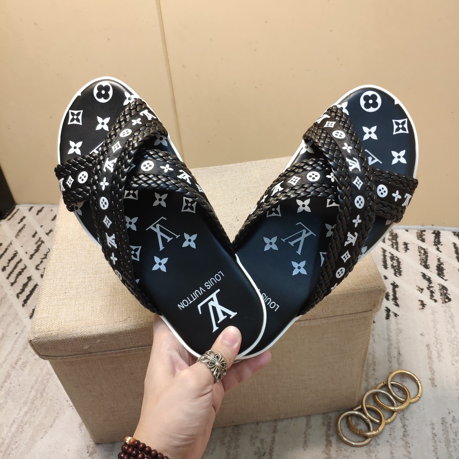 上質 大人気 ルイヴィトン Louis Vuitton サンダル 実物の写真 N品スーパーコピー代引き可能国内発送後払い安全必ず届く信用できるサイト