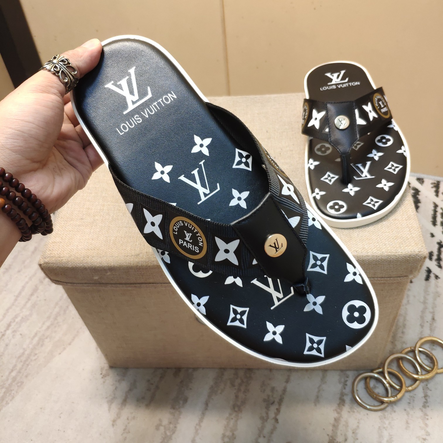 上質 大人気 ルイヴィトン Louis Vuitton サンダル 実物の写真 N品スーパーコピー代引き可能国内発送後払い安全必ず届く信用できるサイト