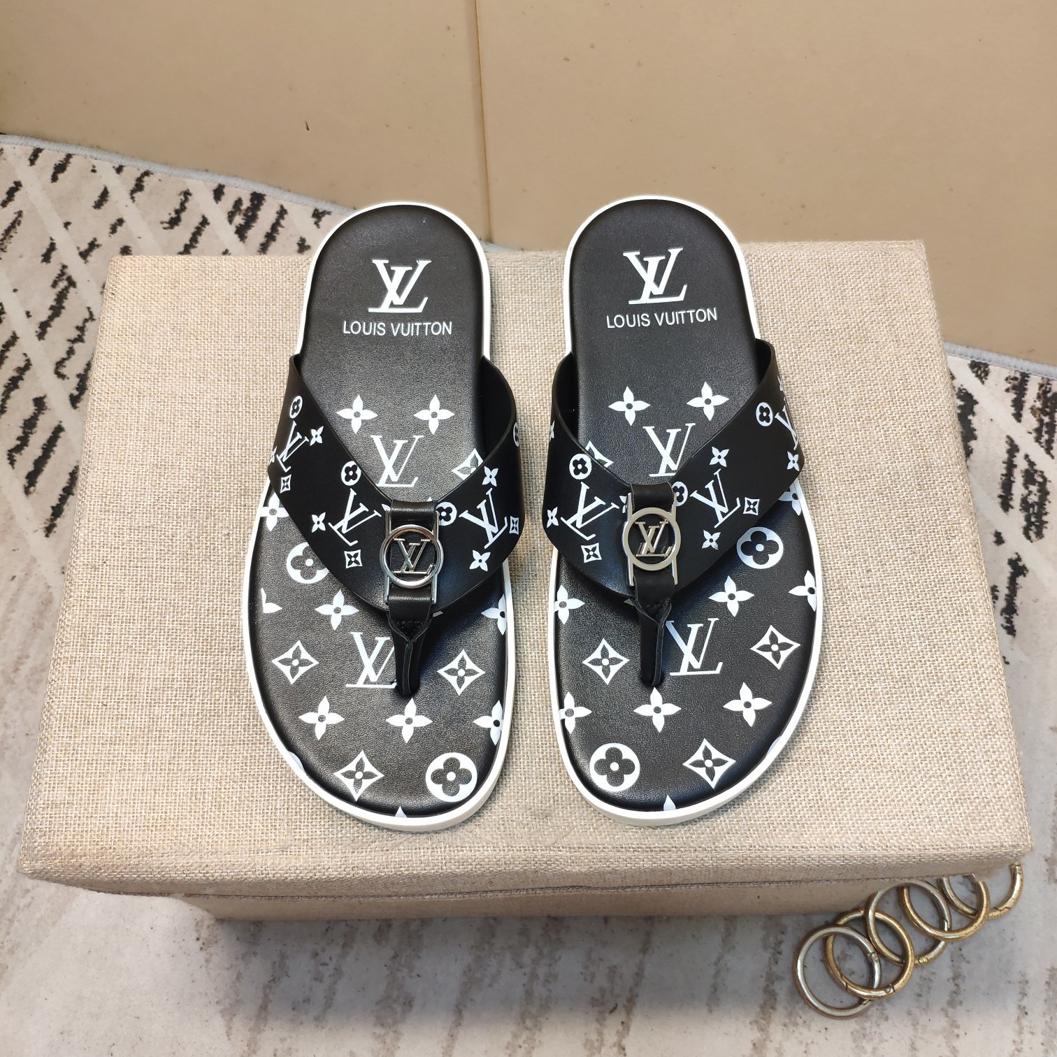 上質 大人気 ルイヴィトン Louis Vuitton サンダル 実物の写真 N品スーパーコピー代引き可能国内発送後払い安全必ず届く信用できるサイト