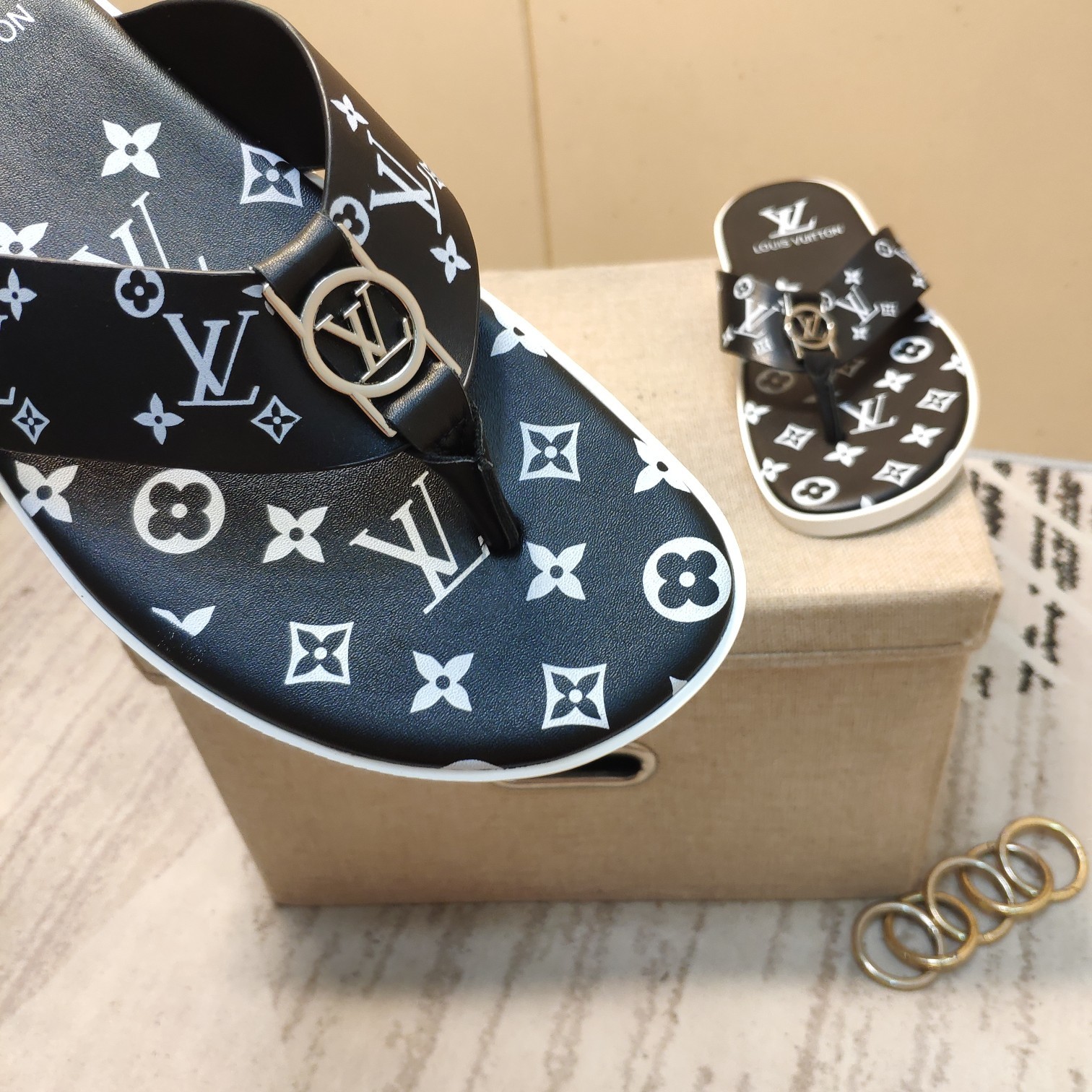 上質 大人気 ルイヴィトン Louis Vuitton サンダル 実物の写真 N品スーパーコピー代引き可能国内発送後払い安全必ず届く信用できるサイト