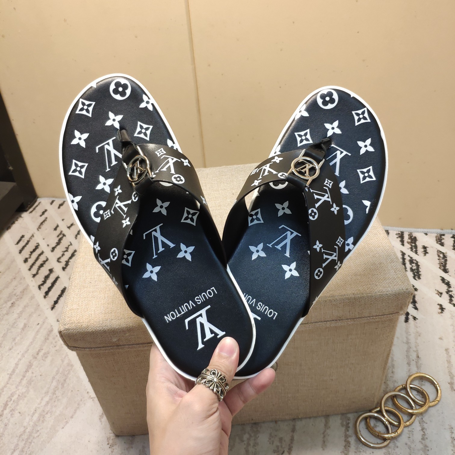 上質 大人気 ルイヴィトン Louis Vuitton サンダル 実物の写真 N品スーパーコピー代引き可能国内発送後払い安全必ず届く信用できるサイト