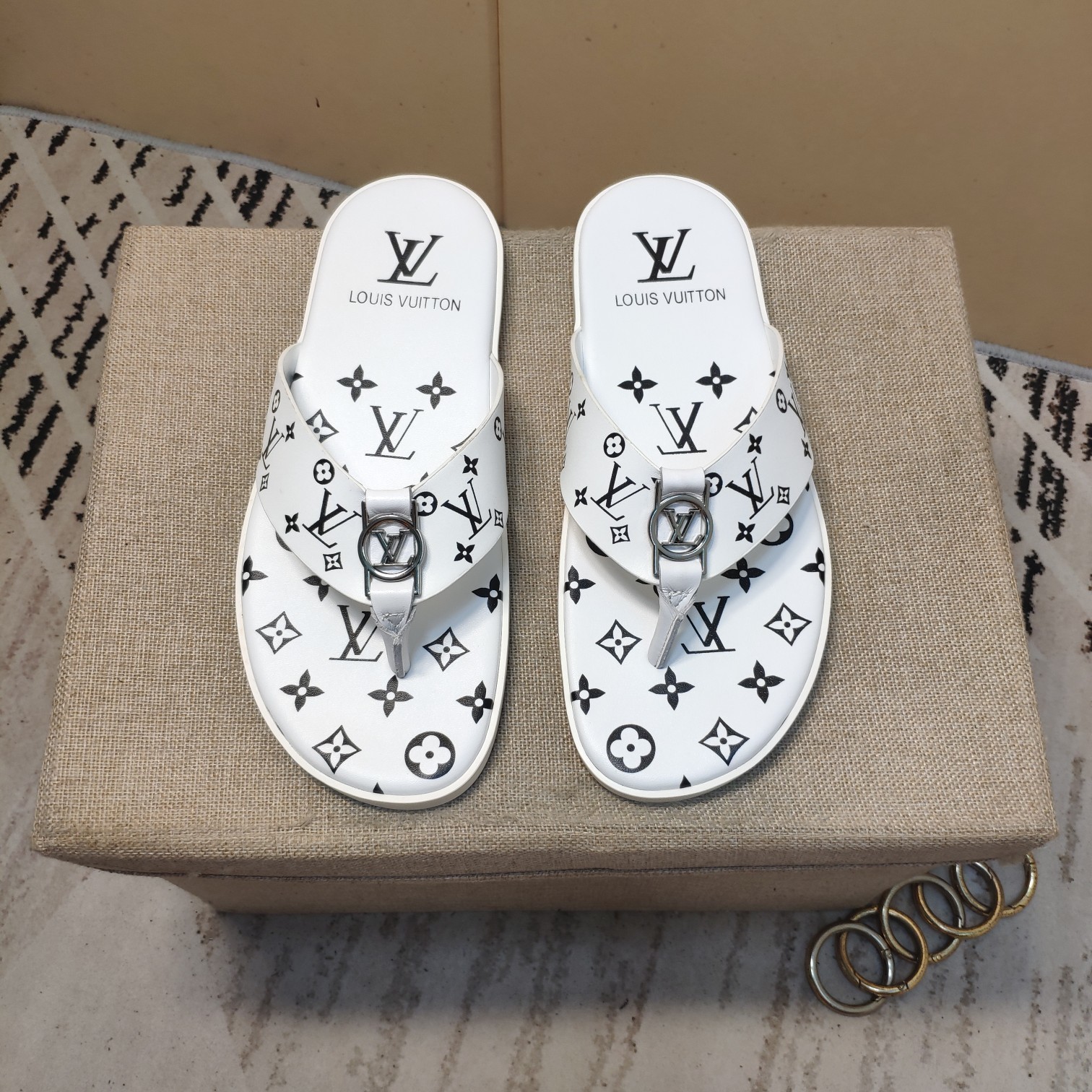 上質 大人気 ルイヴィトン Louis Vuitton サンダル 実物の写真 N品スーパーコピー代引き可能国内発送後払い安全必ず届く信用できるサイト