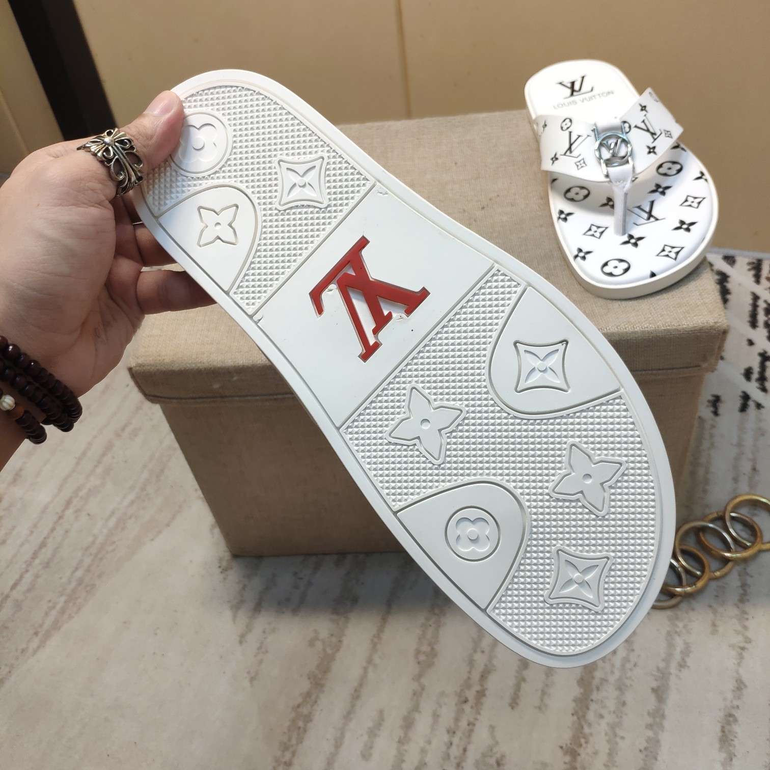 上質 大人気 ルイヴィトン Louis Vuitton サンダル 実物の写真 N品スーパーコピー代引き可能国内発送後払い安全必ず届く信用できるサイト