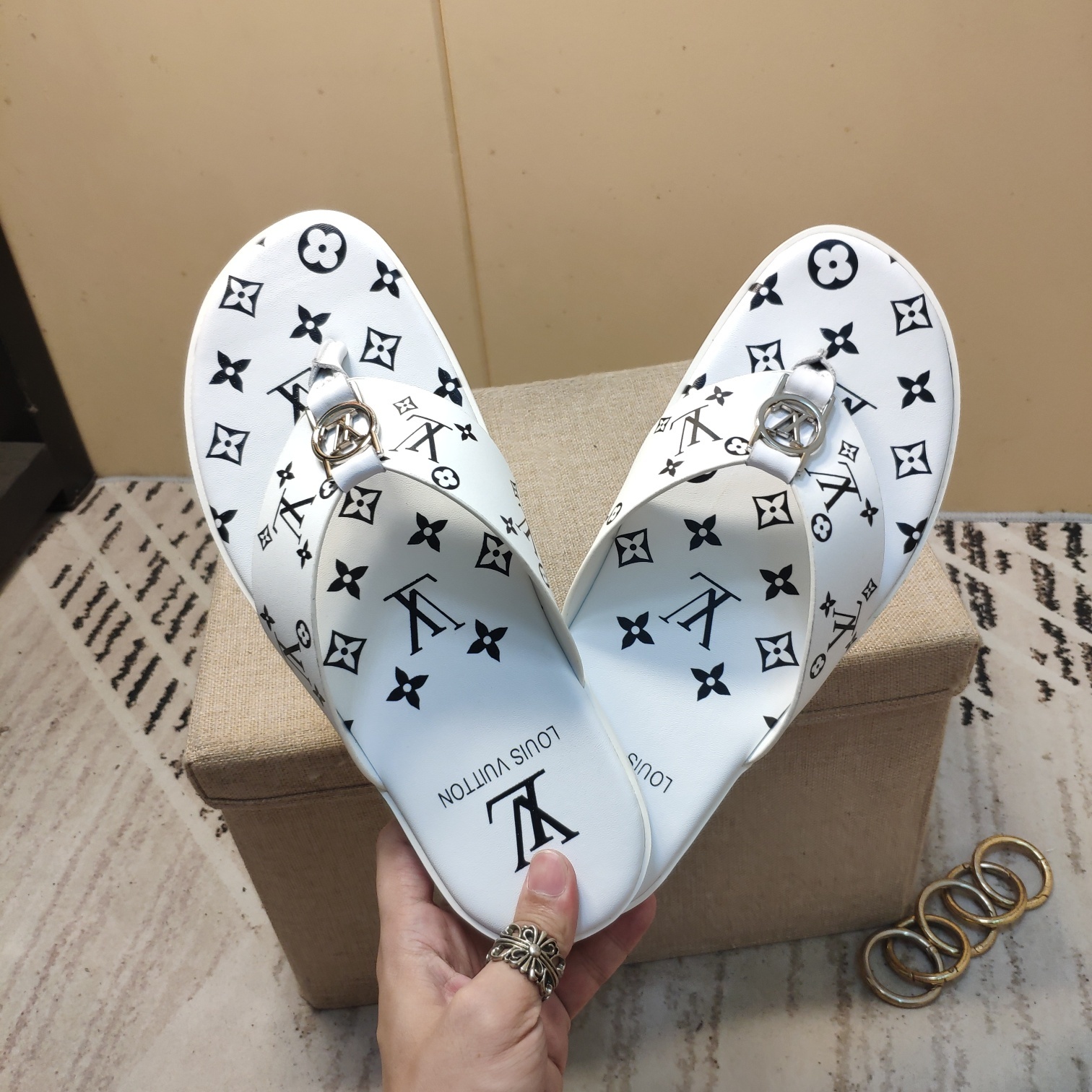 上質 大人気 ルイヴィトン Louis Vuitton サンダル 実物の写真 N品スーパーコピー代引き可能国内発送後払い安全必ず届く信用できるサイト