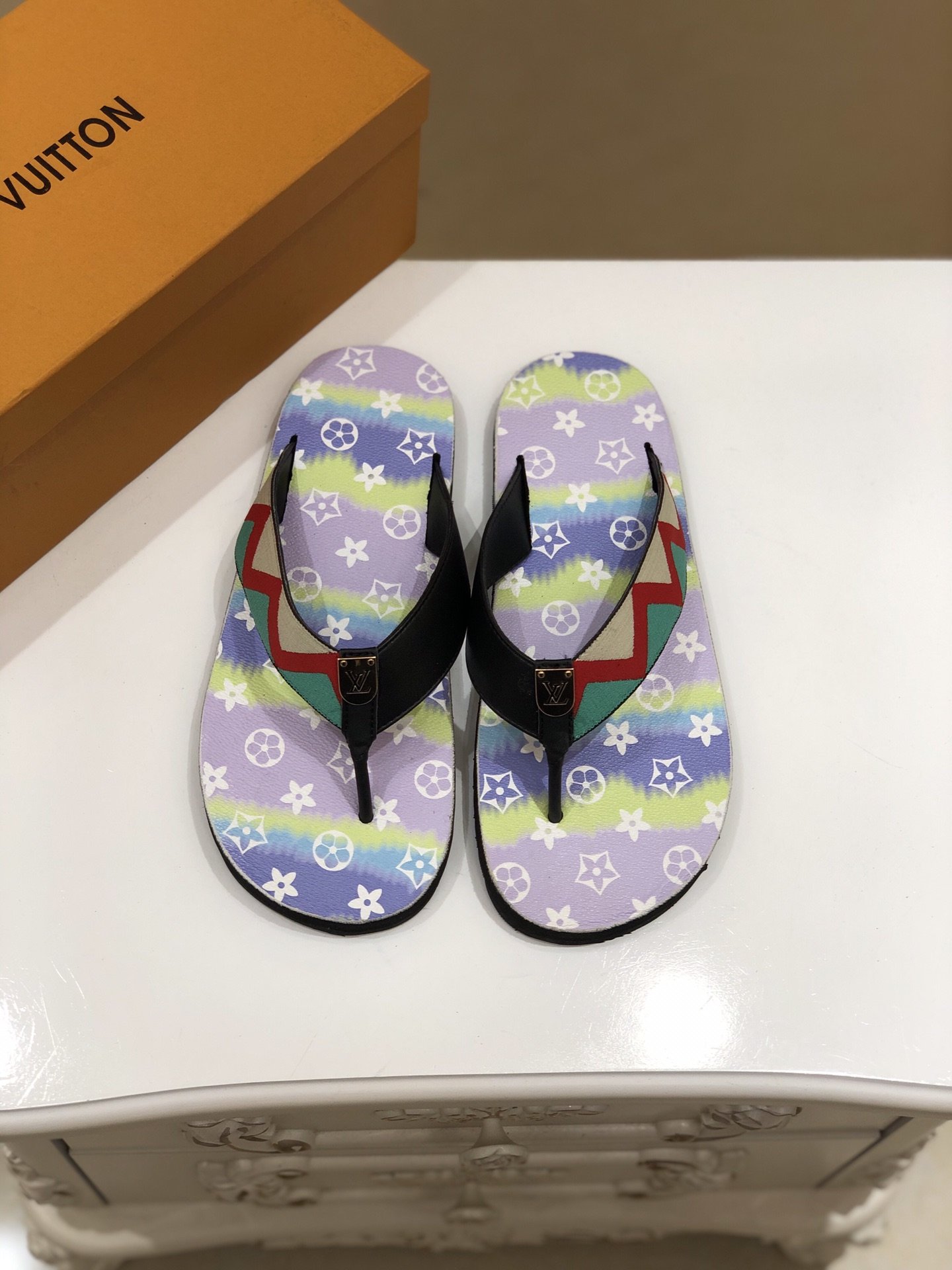 上質 大人気 ルイヴィトン Louis Vuitton サンダル 実物の写真 N品スーパーコピー代引き可能国内発送後払い安全必ず届く信用できるサイト