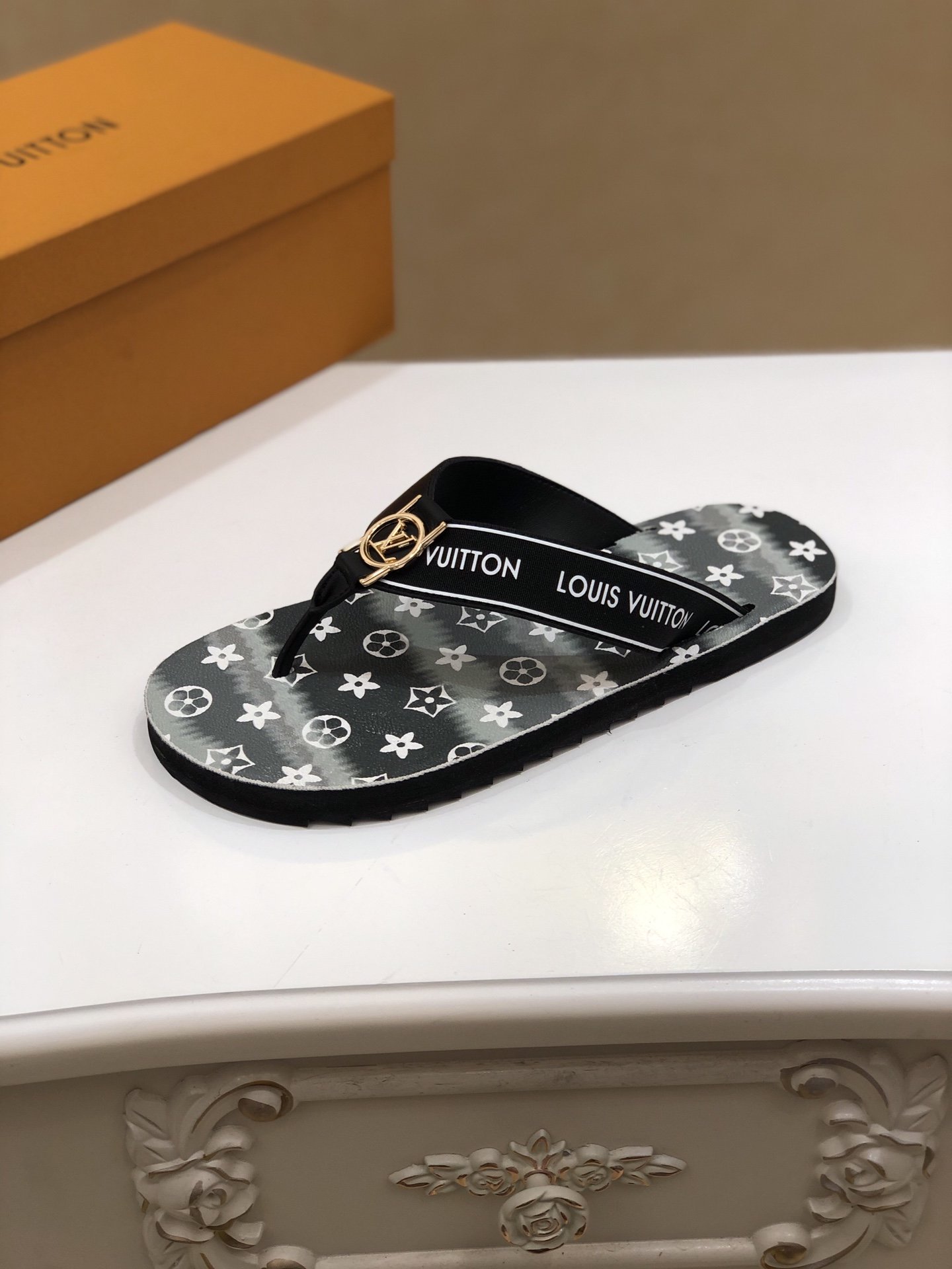 上質 大人気 ルイヴィトン Louis Vuitton サンダル 実物の写真 N品スーパーコピー代引き可能国内発送後払い安全必ず届く信用できるサイト