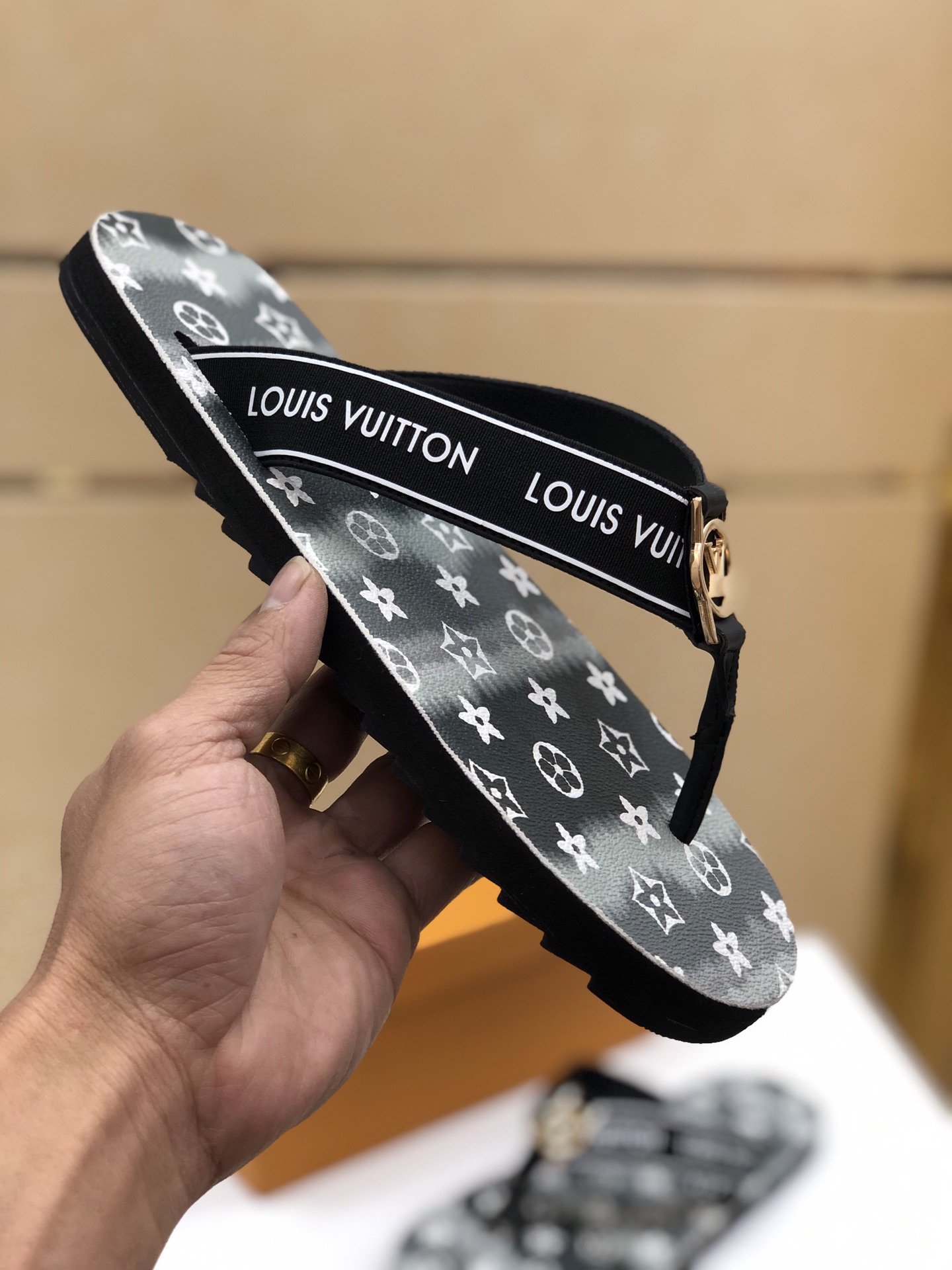 上質 大人気 ルイヴィトン Louis Vuitton サンダル 実物の写真 N品スーパーコピー代引き可能国内発送後払い安全必ず届く信用できるサイト