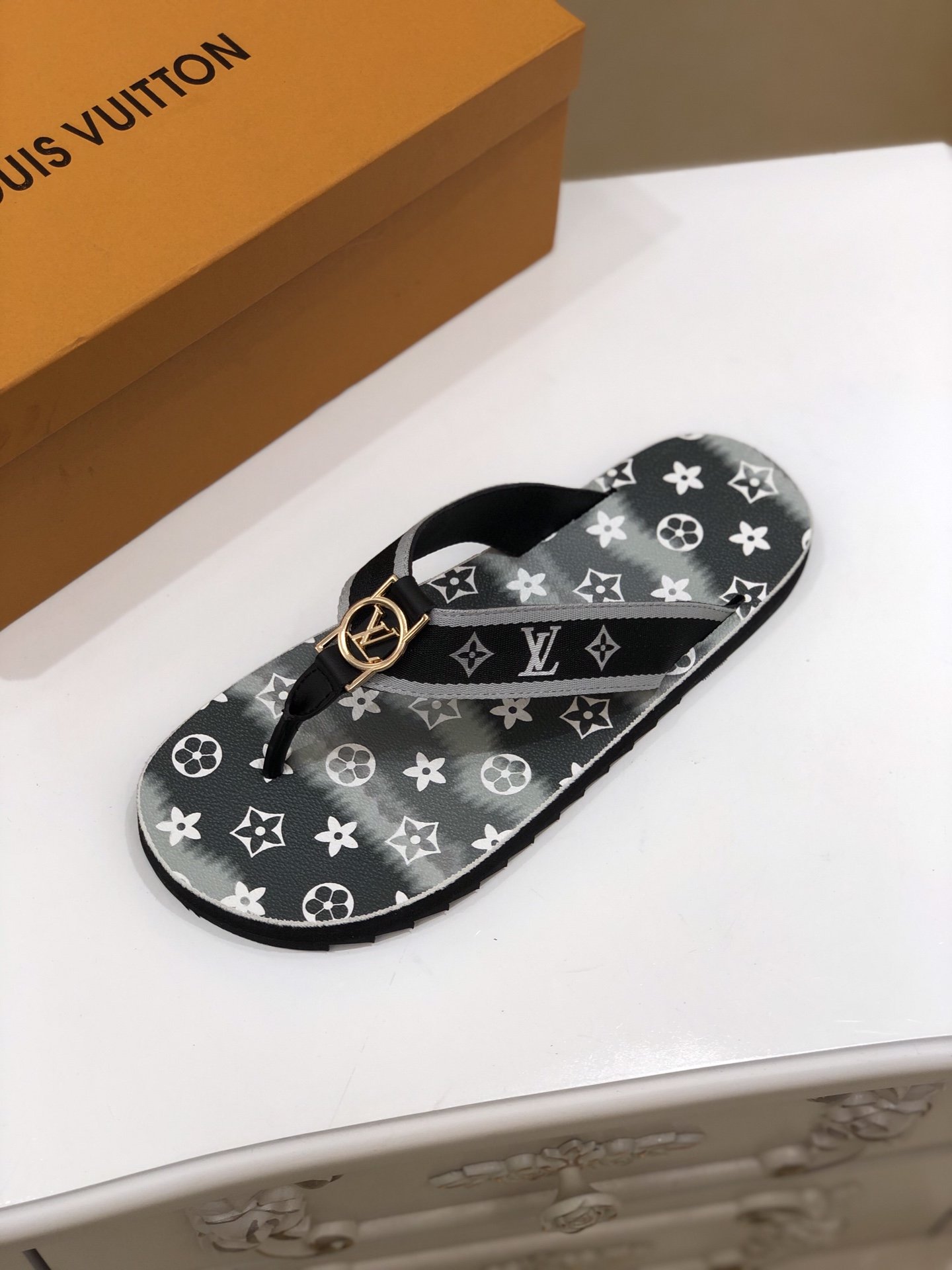 上質 大人気 ルイヴィトン Louis Vuitton サンダル 実物の写真 N品スーパーコピー代引き可能国内発送後払い安全必ず届く信用できるサイト