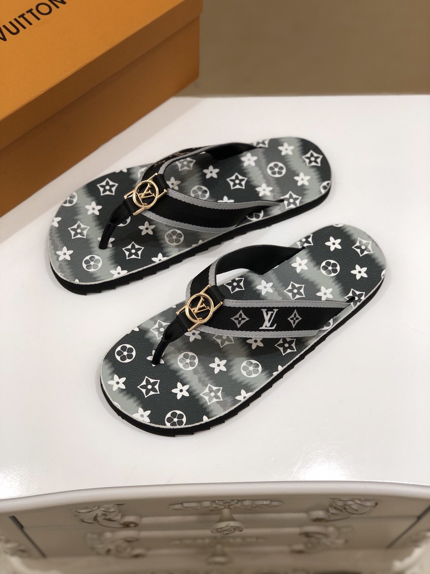 上質 大人気 ルイヴィトン Louis Vuitton サンダル 実物の写真 N品スーパーコピー代引き可能国内発送後払い安全必ず届く信用できるサイト