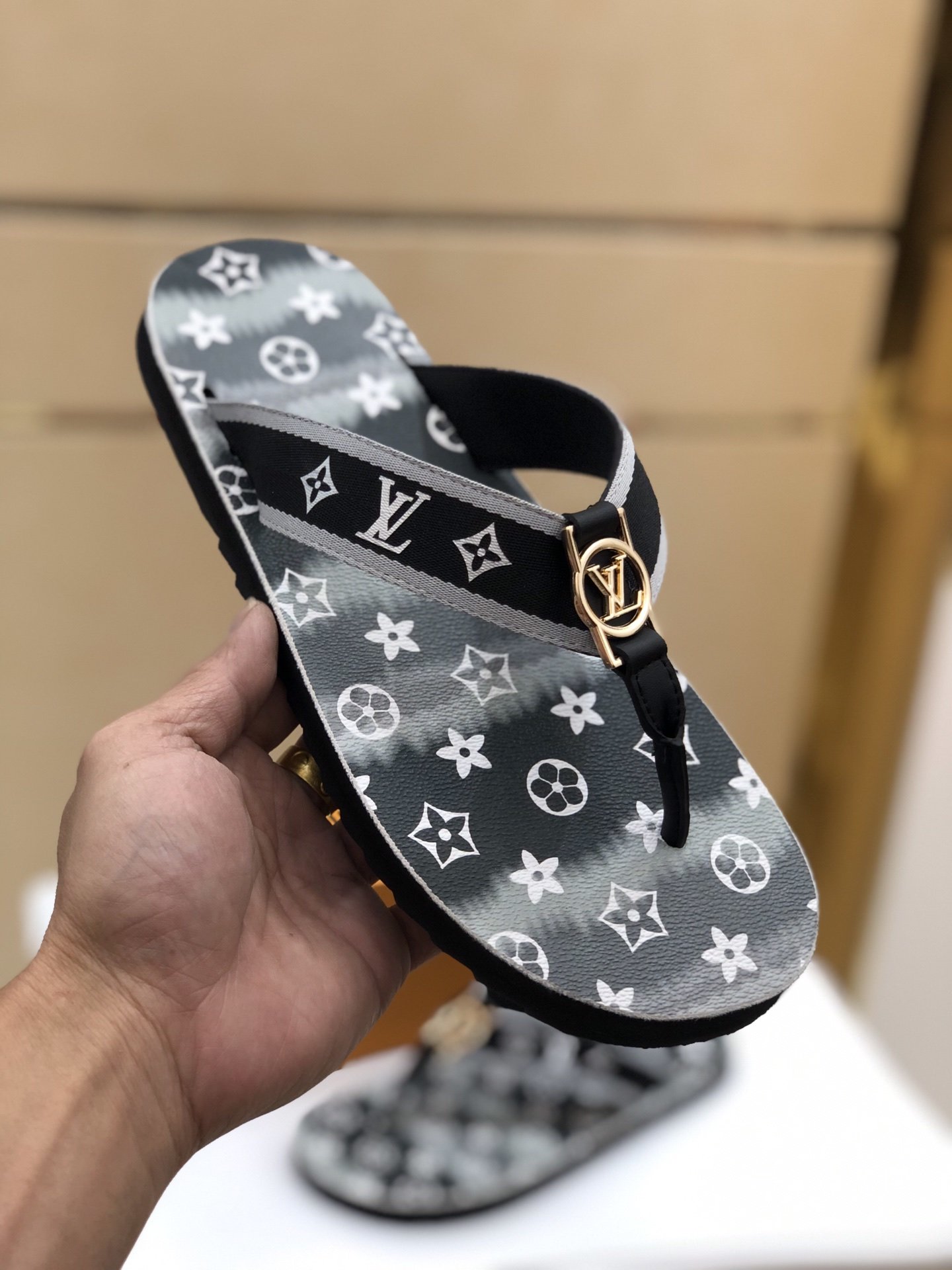 上質 大人気 ルイヴィトン Louis Vuitton サンダル 実物の写真 N品スーパーコピー代引き可能国内発送後払い安全必ず届く信用できるサイト