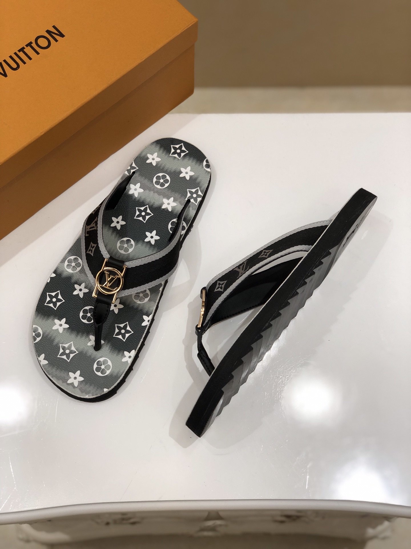 上質 大人気 ルイヴィトン Louis Vuitton サンダル 実物の写真 N品スーパーコピー代引き可能国内発送後払い安全必ず届く信用できるサイト