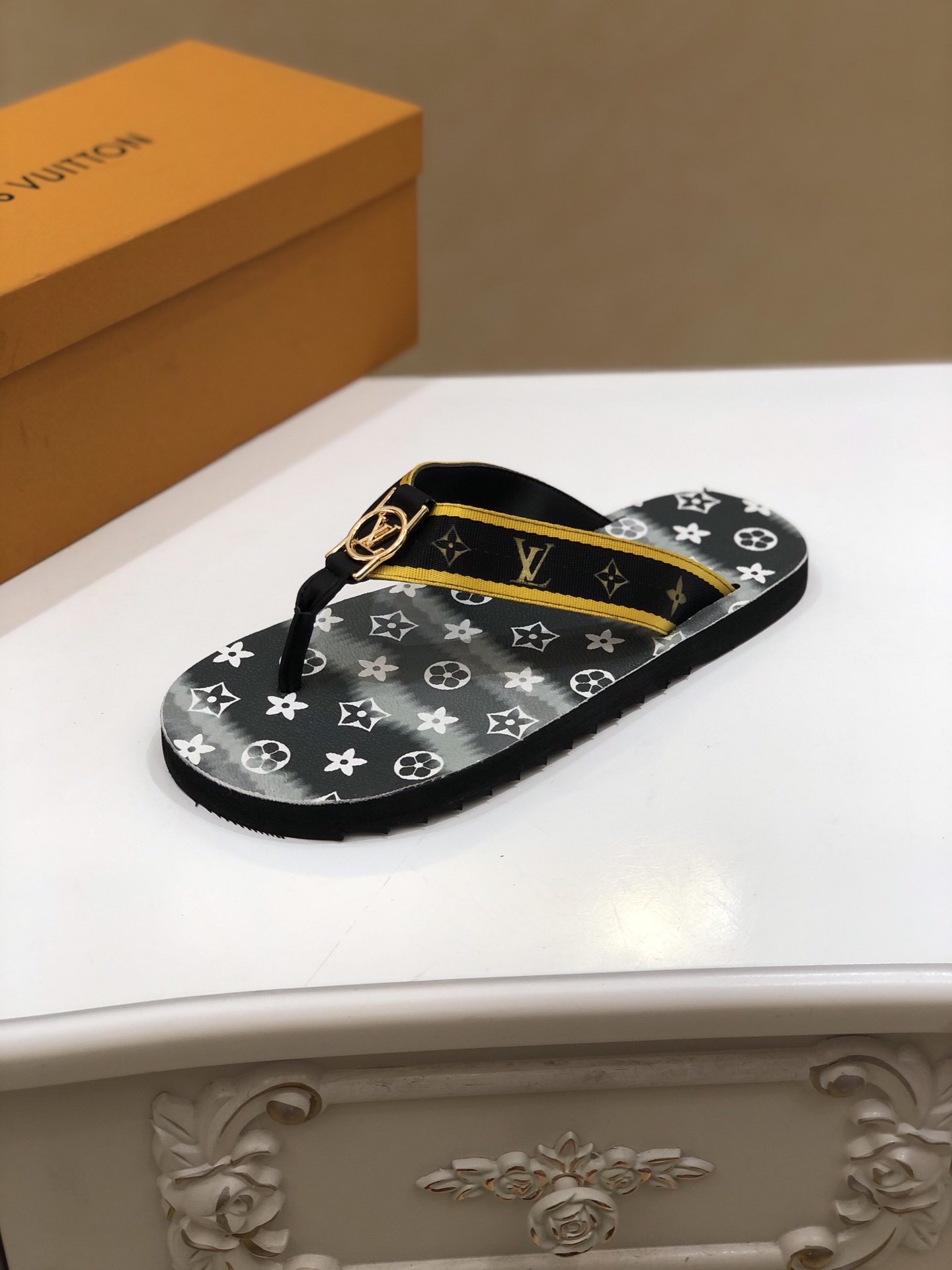 上質 大人気 ルイヴィトン Louis Vuitton サンダル 実物の写真 N品スーパーコピー代引き可能国内発送後払い安全必ず届く信用できるサイト