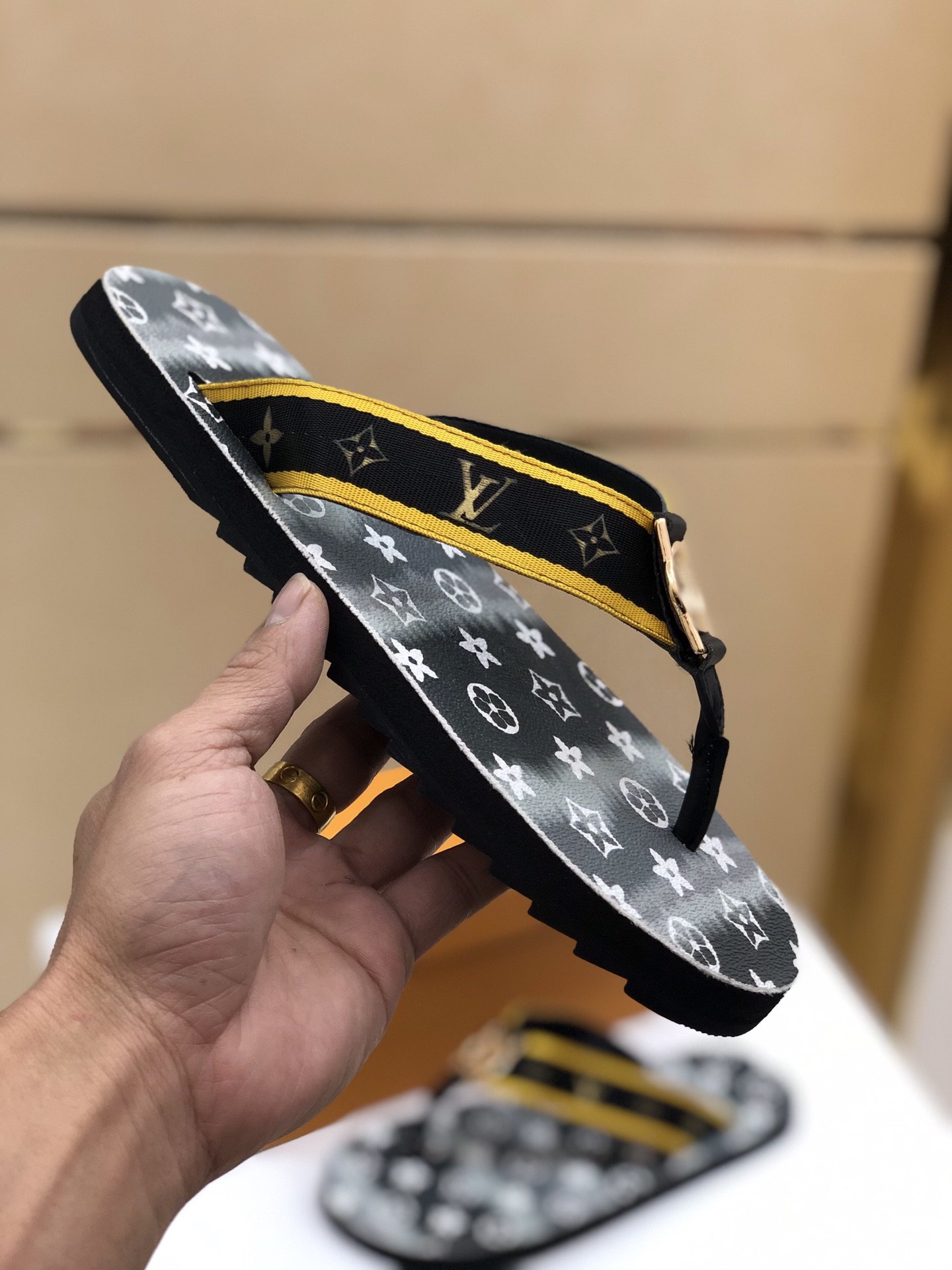 上質 大人気 ルイヴィトン Louis Vuitton サンダル 実物の写真 N品スーパーコピー代引き可能国内発送後払い安全必ず届く信用できるサイト