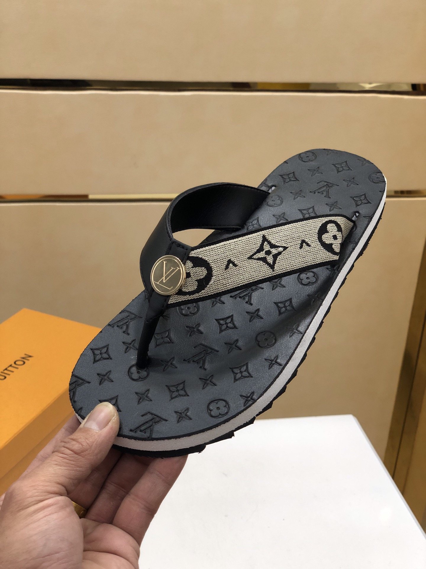 上質 大人気 ルイヴィトン Louis Vuitton サンダル 実物の写真 N品スーパーコピー代引き可能国内発送後払い安全必ず届く信用できるサイト