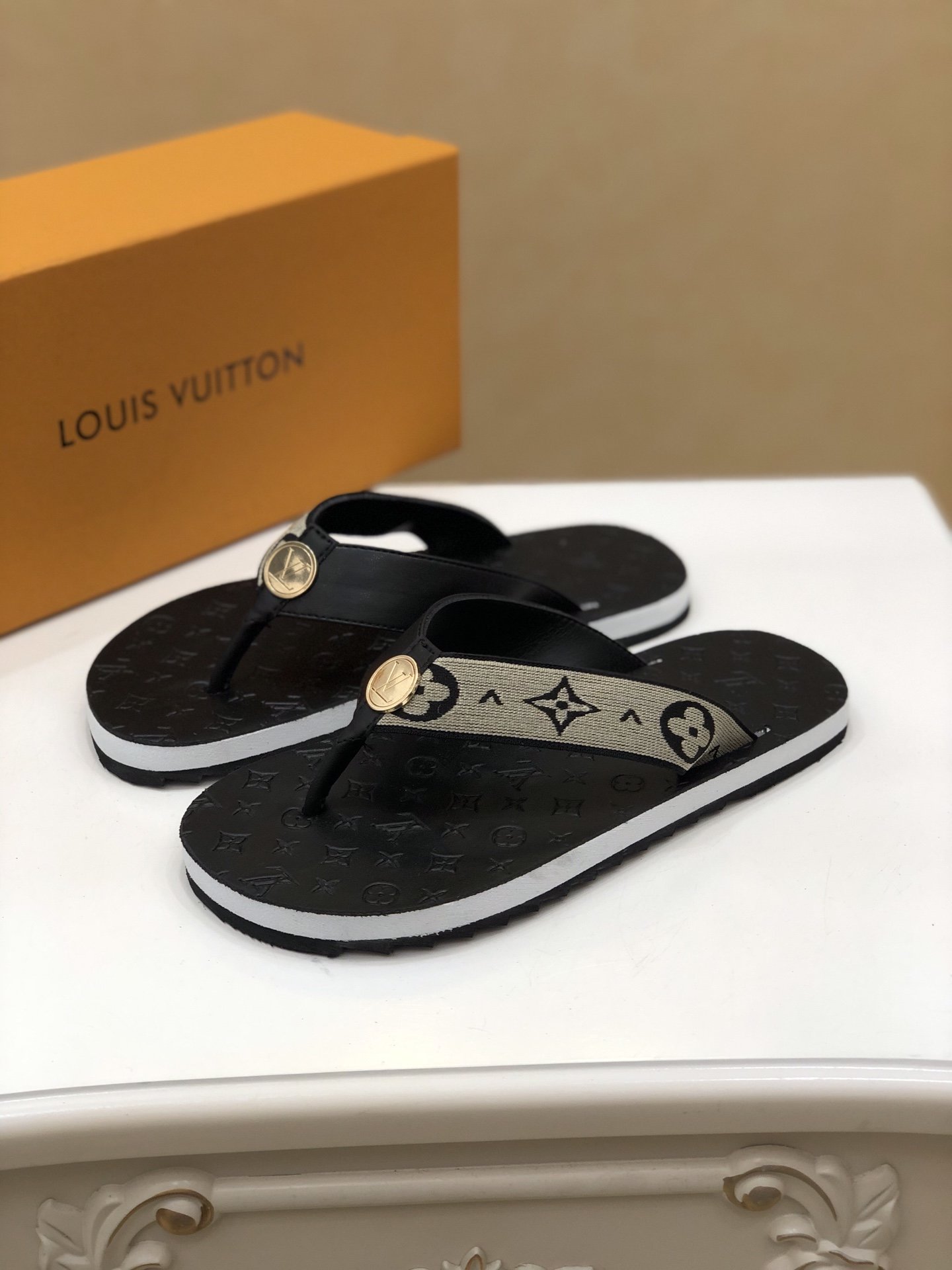 上質 大人気 ルイヴィトン Louis Vuitton サンダル 実物の写真 N品スーパーコピー代引き可能国内発送後払い安全必ず届く信用できるサイト