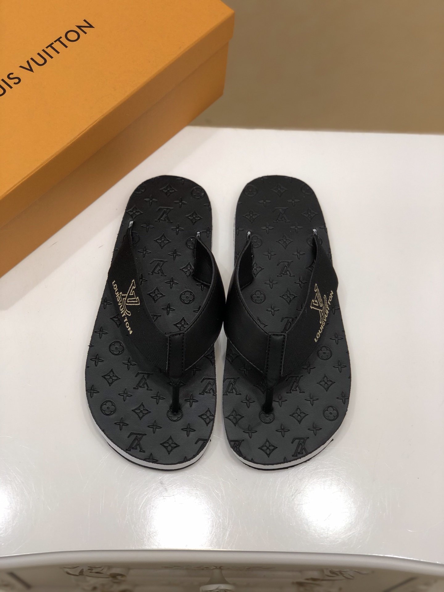 上質 大人気 ルイヴィトン Louis Vuitton サンダル 実物の写真 N品スーパーコピー代引き可能国内発送後払い安全必ず届く信用できるサイト