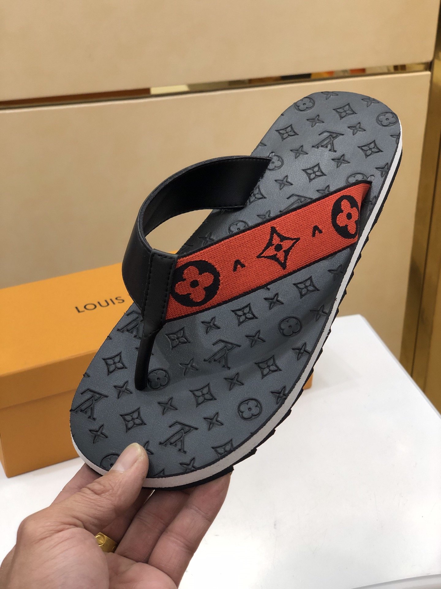 上質 大人気 ルイヴィトン Louis Vuitton サンダル 実物の写真 N品スーパーコピー代引き可能国内発送後払い安全必ず届く信用できるサイト