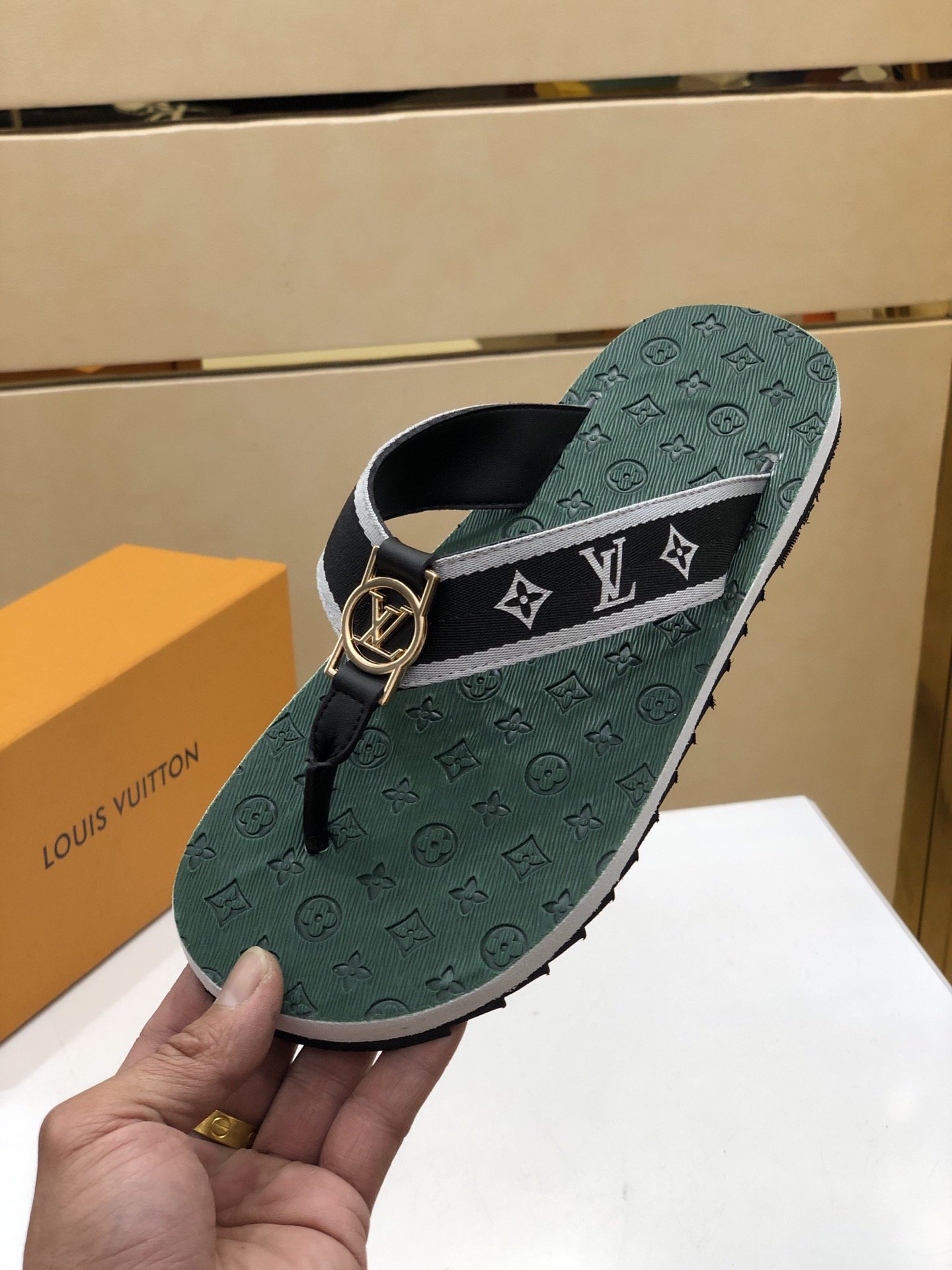 上質 大人気 ルイヴィトン Louis Vuitton サンダル 実物の写真 N品スーパーコピー代引き可能国内発送後払い安全必ず届く信用できるサイト