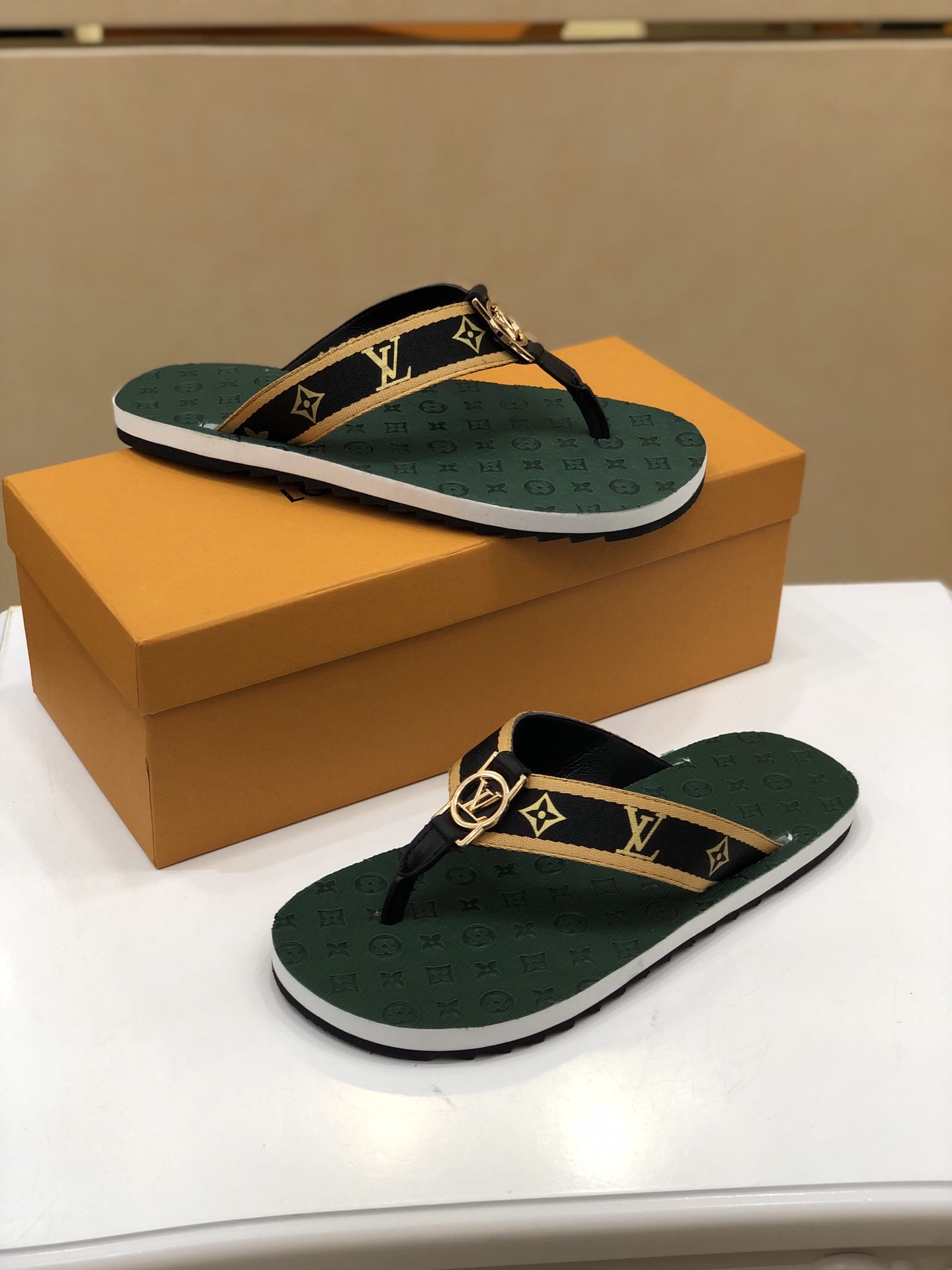 上質 大人気 ルイヴィトン Louis Vuitton サンダル 実物の写真 N品スーパーコピー代引き可能国内発送後払い安全必ず届く信用できるサイト