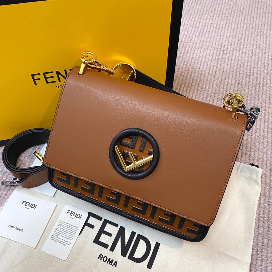 スーパーコピー代引き対応 fendi フェンディ バッグ 実物の写真 N品後払い国内発送送料無料安全必ず届く信用できるサイト