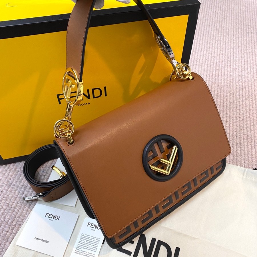 スーパーコピー代引き対応 fendi フェンディ バッグ 実物の写真 N品後払い国内発送送料無料安全必ず届く信用できるサイト