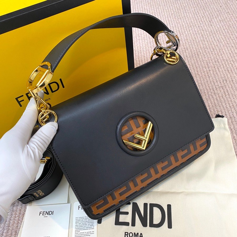 スーパーコピー代引き対応 fendi フェンディ バッグ 実物の写真 N品後払い国内発送送料無料安全必ず届く信用できるサイト