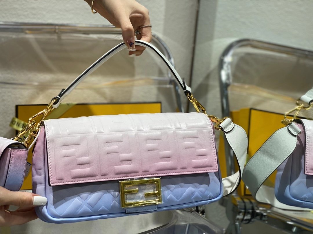 スーパーコピー代引き対応 fendi フェンディ バッグ 実物の写真 N品後払い国内発送送料無料安全必ず届く信用できるサイト