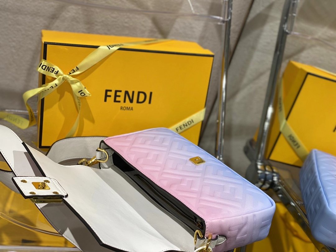 スーパーコピー代引き対応 fendi フェンディ バッグ 実物の写真 N品後払い国内発送送料無料安全必ず届く信用できるサイト